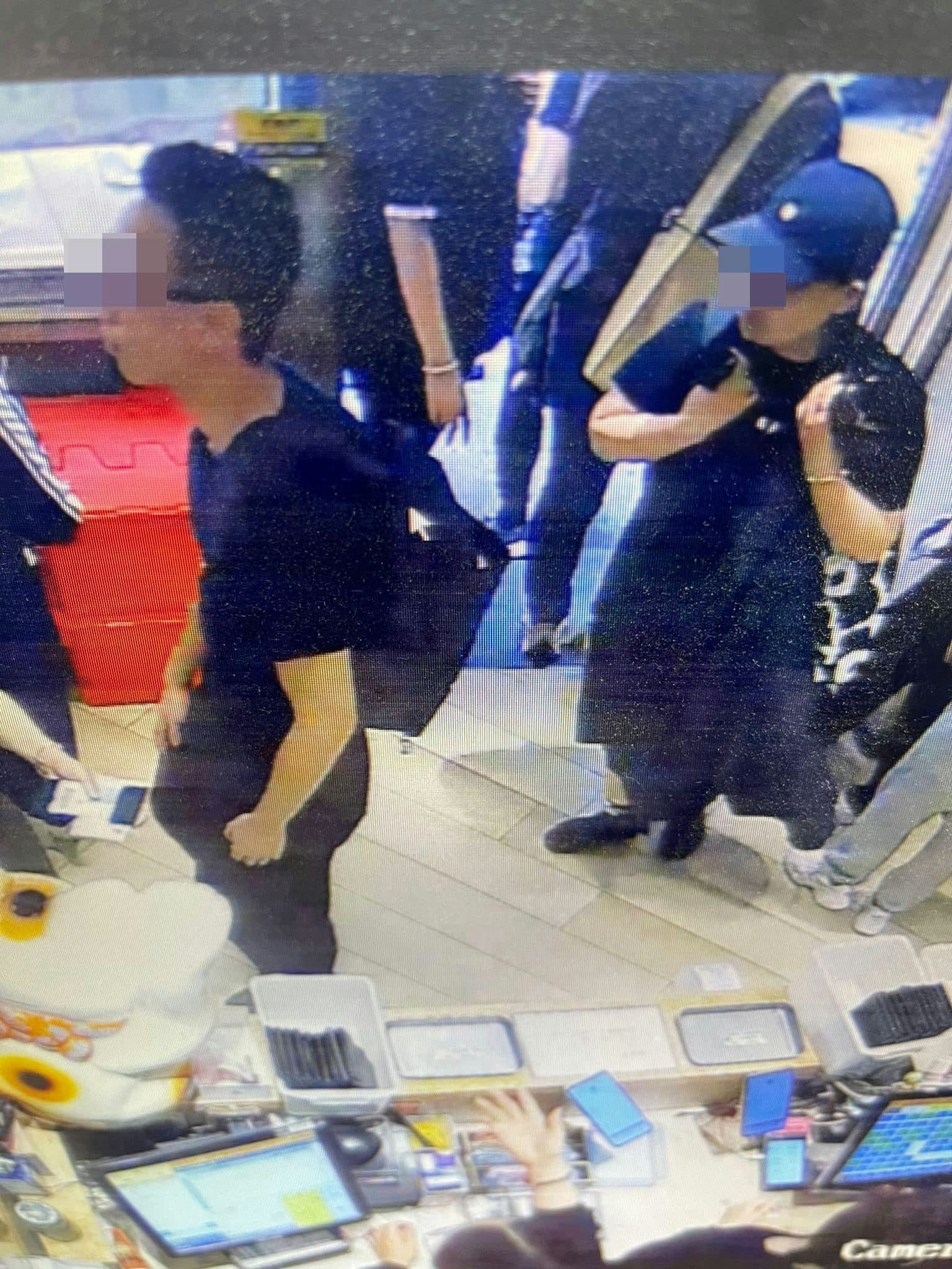 有尖沙咀餐厅职员于网上群组发布闭路电视（CCTV）截图，指有1对港人男女食「霸王餐」。（Facebook群组「香港茶餐厅及美食关注组」）