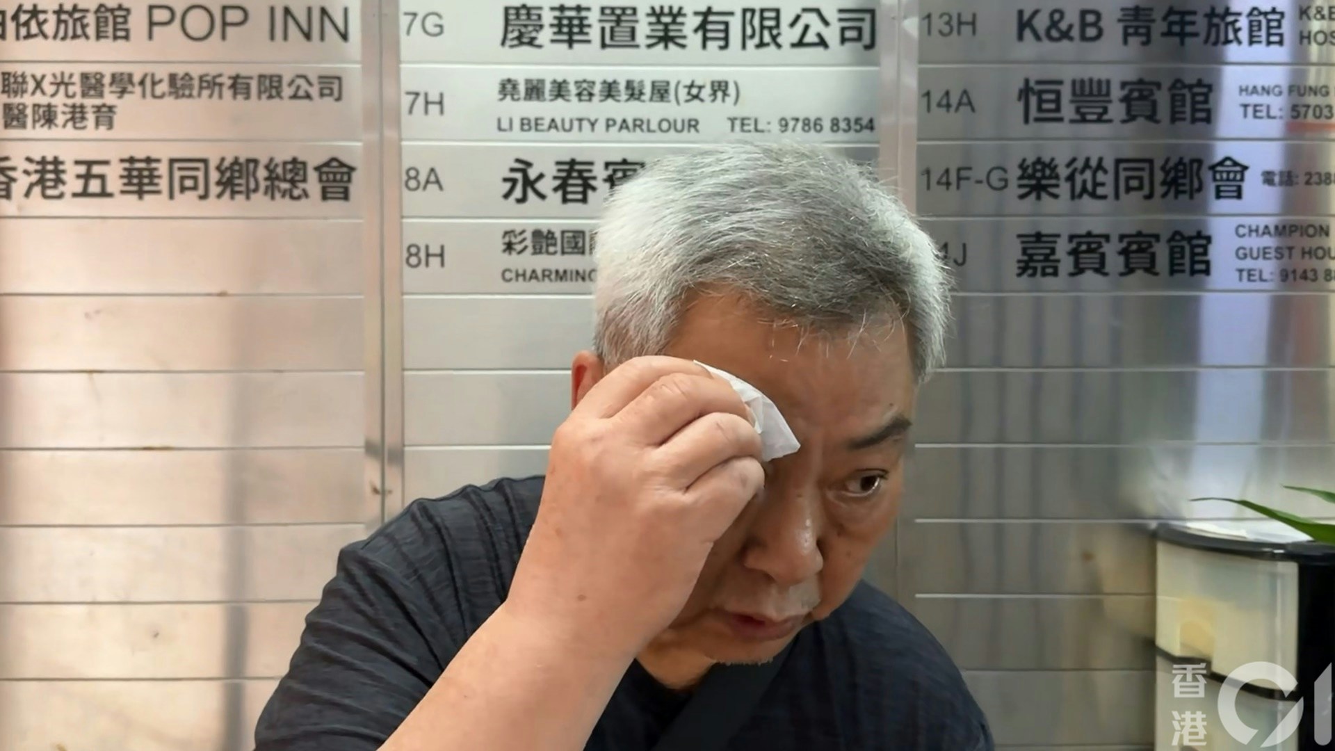 劲力健美中心马老板今午（29日）亲身向《香港01》剖白，他未有直接回答是否结业，但慨叹：「做就冇得做㗎喇。」（黄学润摄）