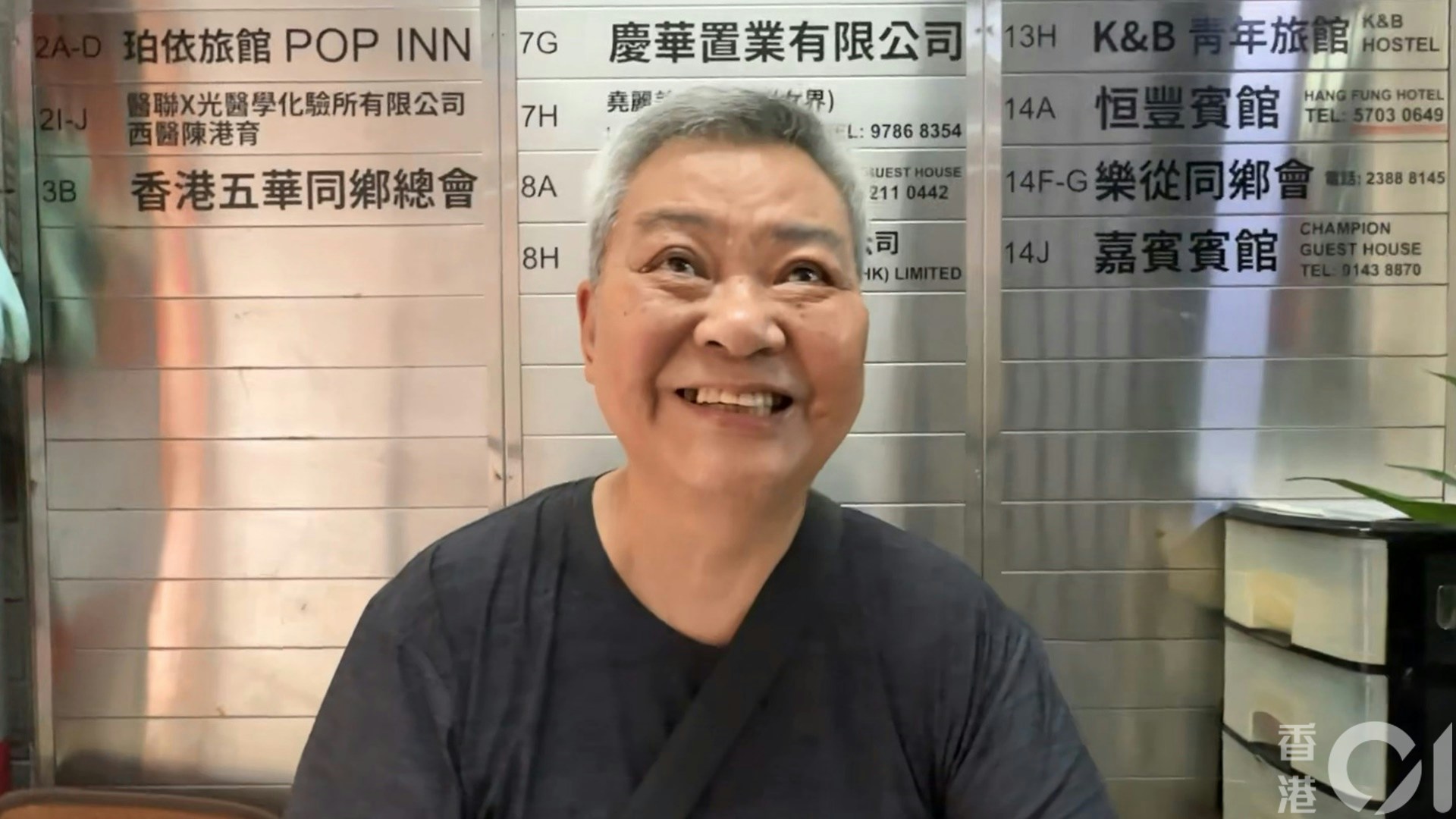 劲力健美中心马老板今午（29日）亲身向《香港01》剖白，时而沉默、时而摇头、时而苦笑。（黄学润摄）