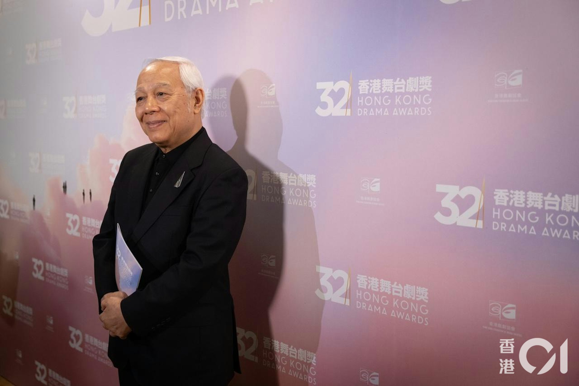 劇協會長馮祿德在第32屆香港舞台劇獎頒獎禮前接受傳媒提問時表示,今次舉辦舞台劇獎的心情是平靜、輕鬆的,「會用好似咩都冇發生過嘅心態去做」。(廖雁雄攝) 劇協會長馮祿德在第32屆香港舞台劇獎頒獎禮前接受傳媒提問時表示,今次舉辦舞台劇獎的心情是平靜、輕鬆的,「會用好似咩都冇發生過嘅心態去做」。(廖雁雄攝)