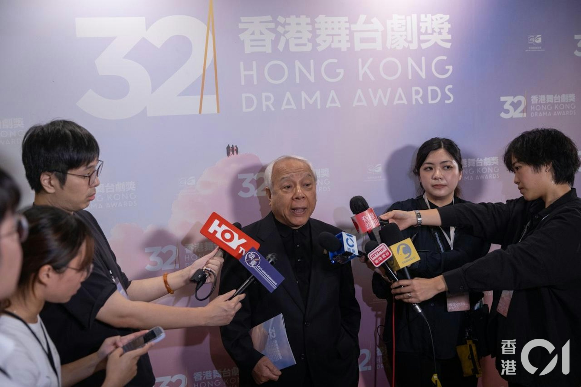 劇協會長馮祿德在第32屆香港舞台劇獎頒獎禮前接受傳媒提問時表示,今晚的表演「唔係一個表態,會本住平常心態盡量做到最好」。(廖雁雄攝) 劇協會長馮祿德在第32屆香港舞台劇獎頒獎禮前接受傳媒提問時表示,今晚的表演「唔係一個表態,會本住平常心態盡量做到最好」。(廖雁雄攝)