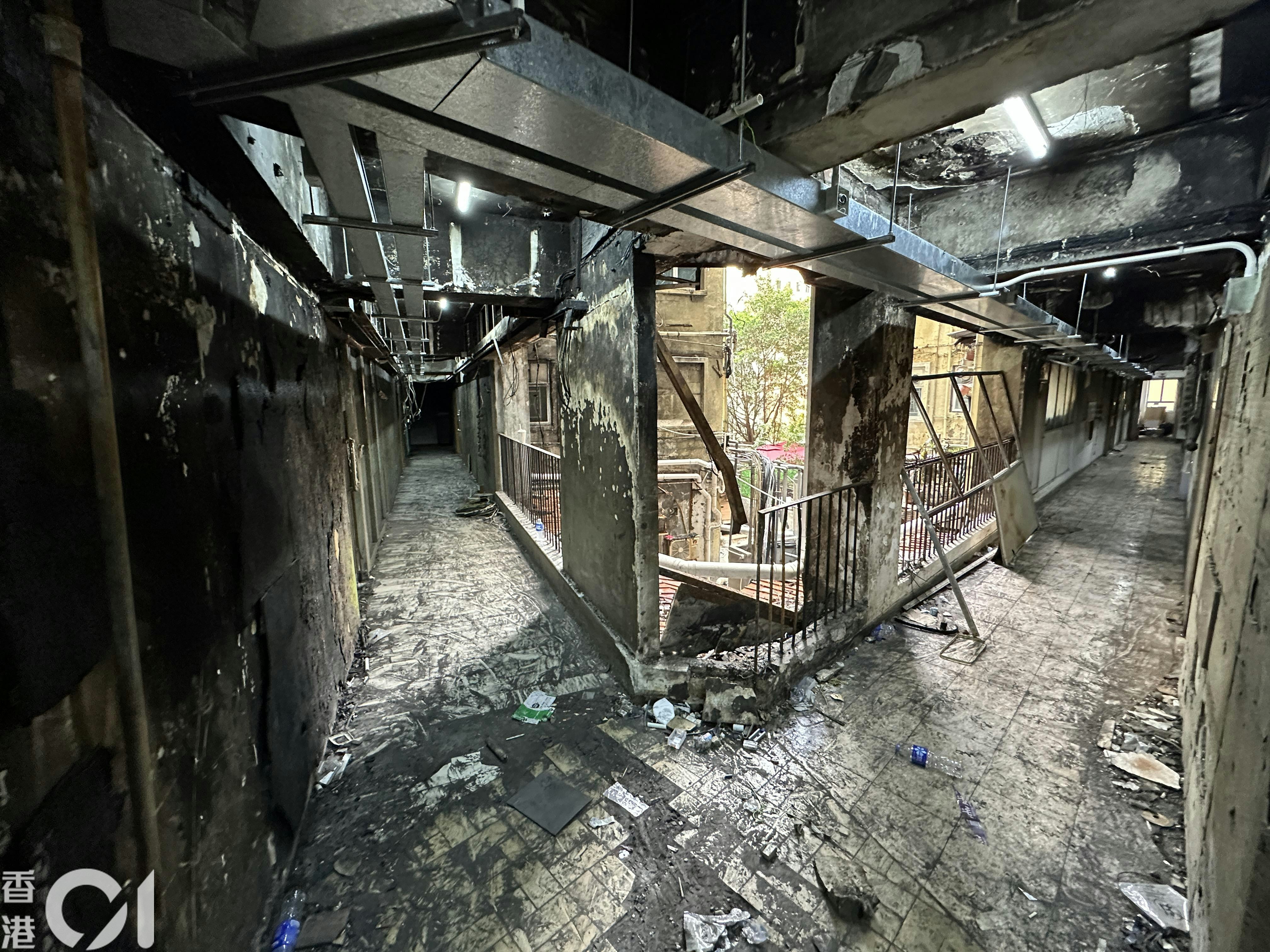 華豐大廈低層在三級火後只餘一片頹垣敗瓦，走廊、梯間牆身熏黑。（黃學潤攝）