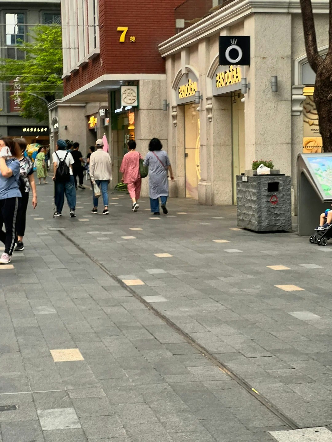 身穿红色格仔衫裤的韩马利，同朋友结伴行街。（小红书图片）
