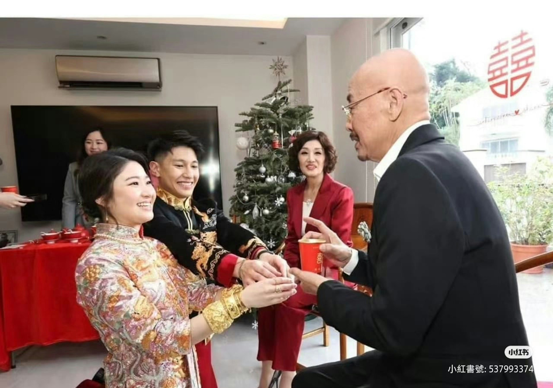 去年底许惠菁结婚，她向父母斟茶外，亦有向契妈韩马利及契爷杜燕歌斟茶。（小红书图片）