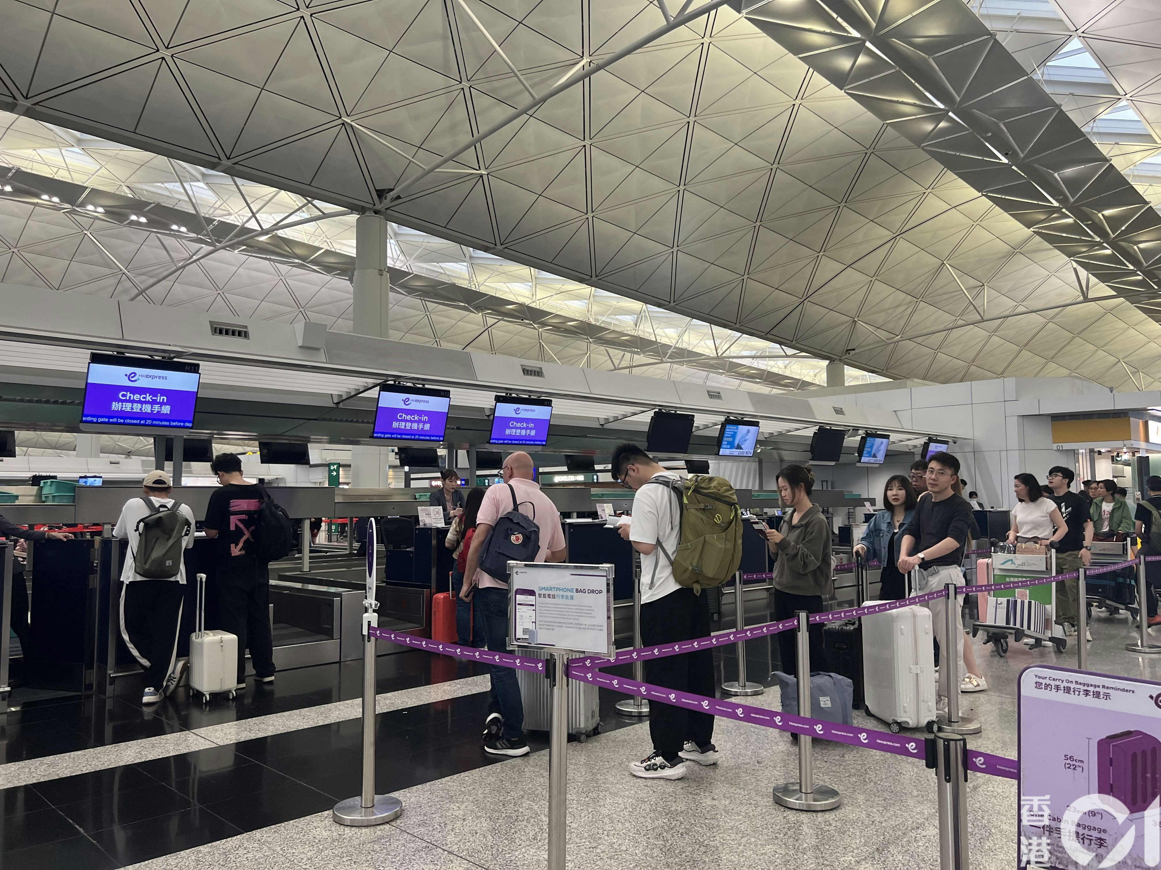 內地五一黃金周明日（5月1日）展開，有內地市民因香港機票便宜，從內地到香港機場坐飛機外遊。（何瑞芬攝）