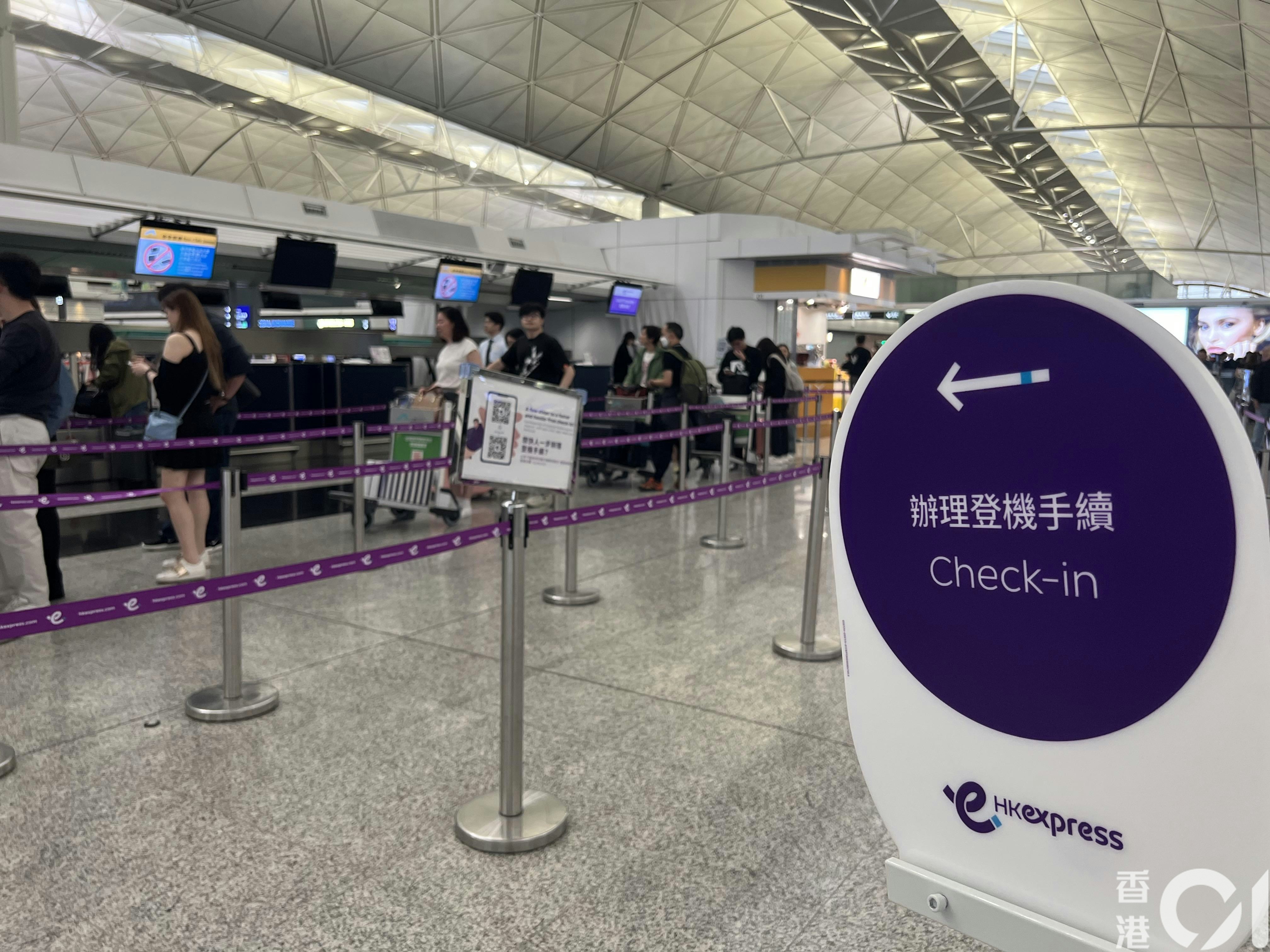 內地五一黃金周明日（5月1日）展開，有內地市民因香港機票便宜，從內地到香港機場坐飛機外遊。（何瑞芬攝）