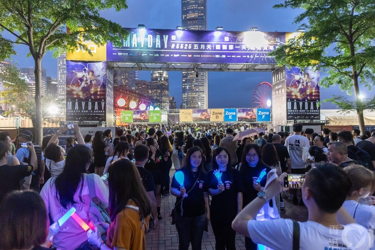 台湾天团「五月天」于中环海滨活动空间举办演唱会，购得4月30日首场门券的歌迷，一早到场打卡。（廖雁雄摄)