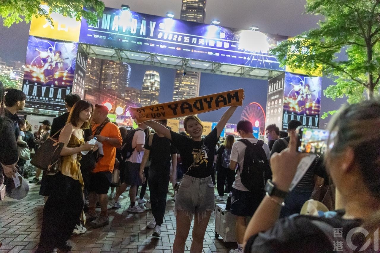 台湾天团「五月天」于中环海滨活动空间举办演唱会，购得4月30日首场门券的歌迷，一早到场打卡。（廖雁雄摄)