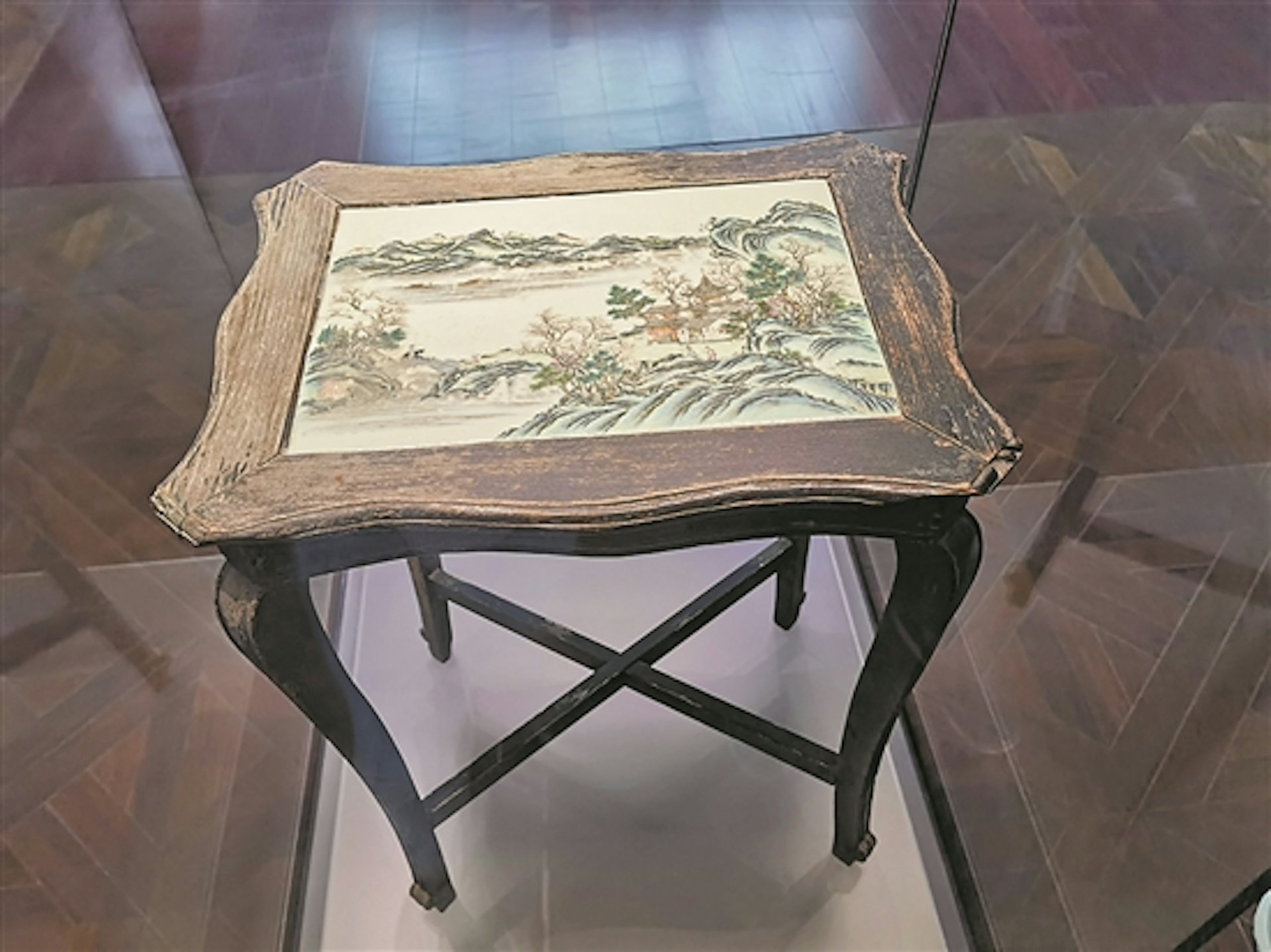 魯迅家用過的茶几,現收藏於廣東文學館。(羊城晚報) 魯迅家用過的茶几,現收藏於廣東文學館。(羊城晚報)