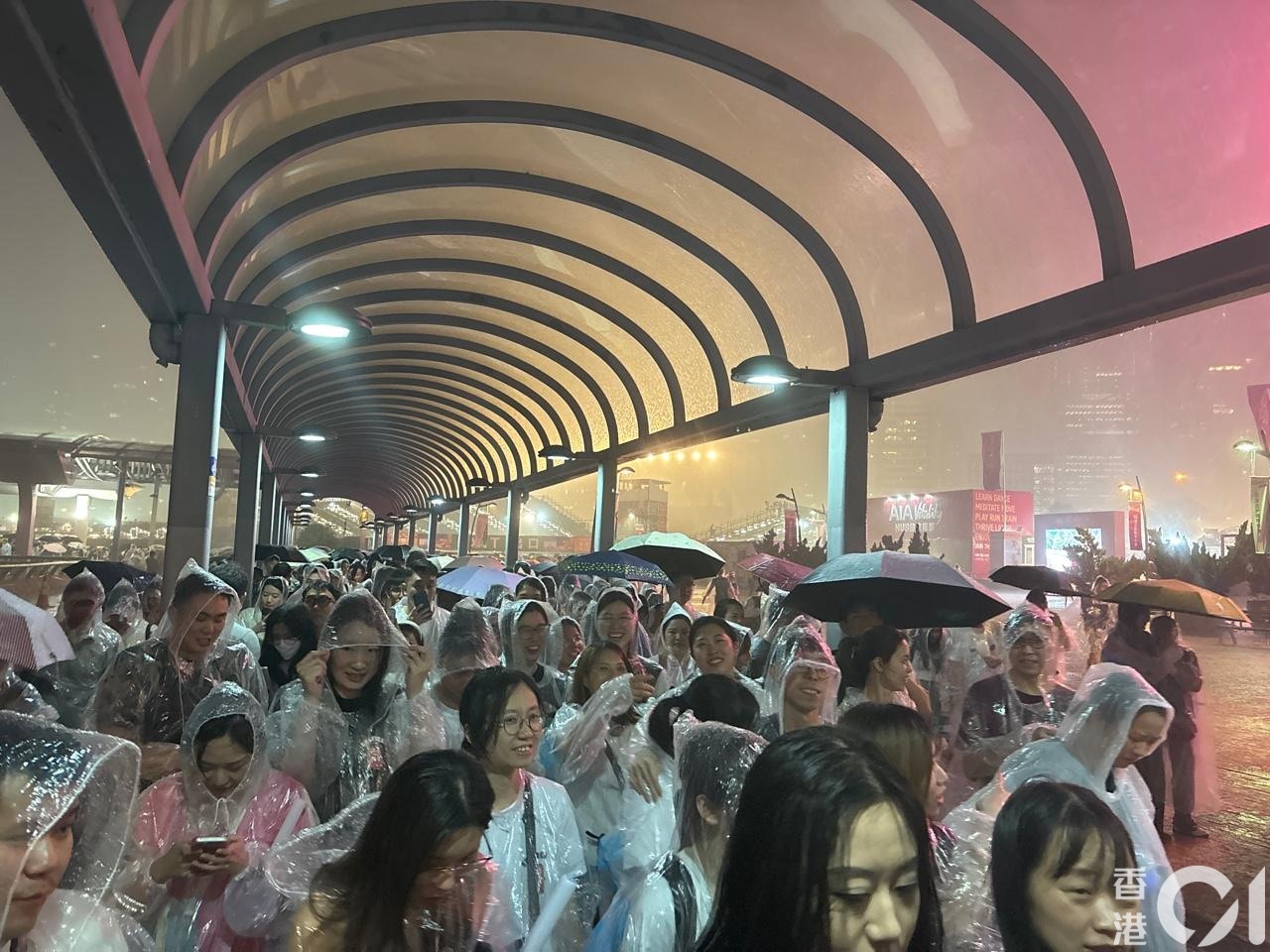 现场开始有大雨及刮起猛风，有歌迷陆续离开，但仍有大量歌迷躲在簷篷下继续支持五月天。（吴美松摄）