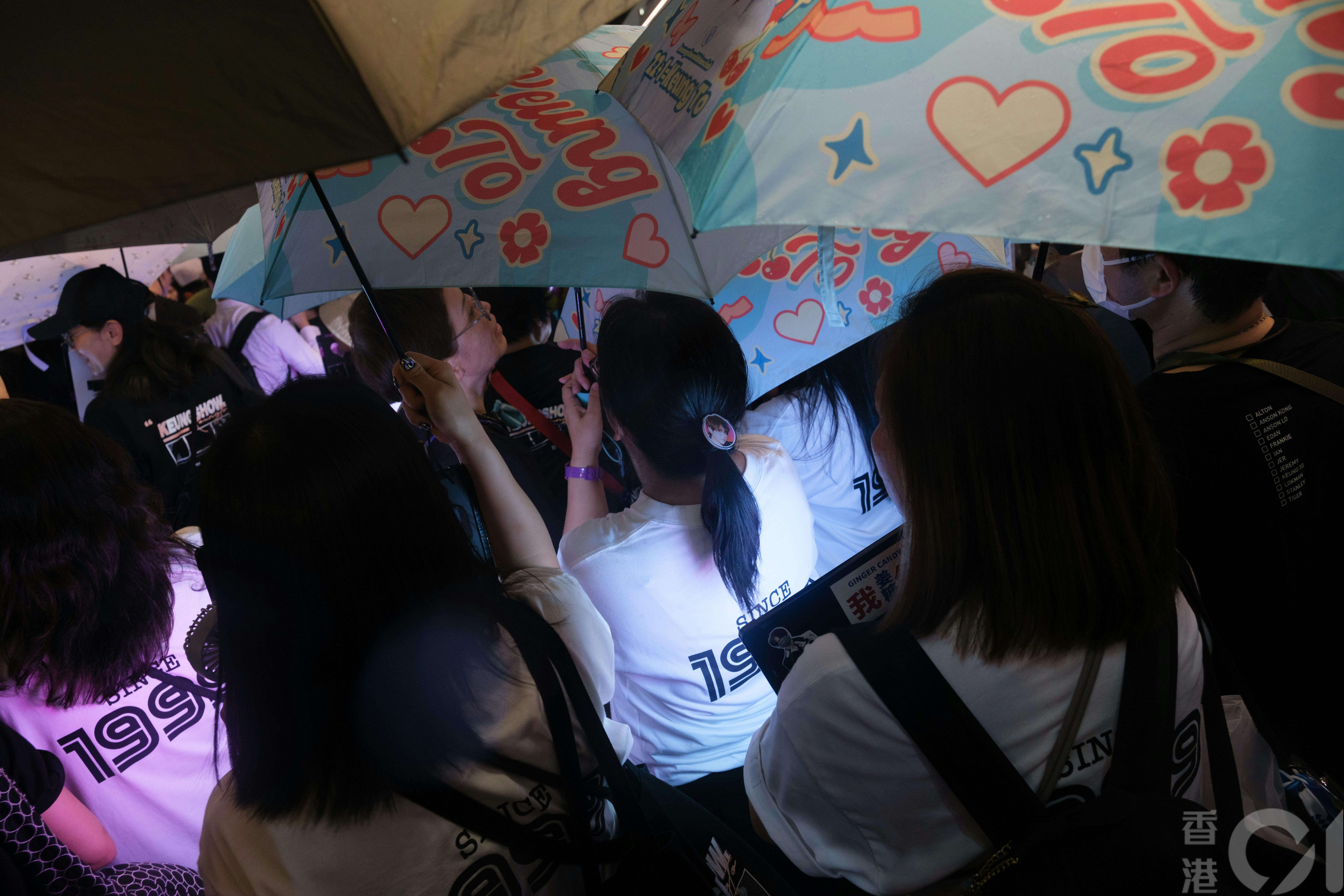 MIRROR成员姜涛4月30日生日，一班「姜糖」晚上在铜锣湾「姜涛湾」集体庆生日时遇上大雨，被逼散去。（郭梓谦摄)