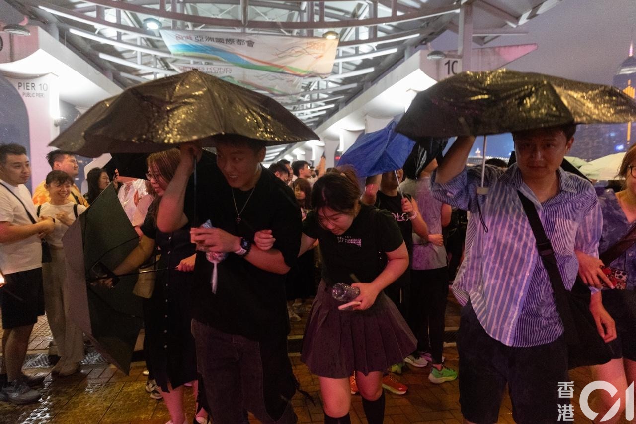 五月天演唱会演出期间遇黄雨，随着天气情况恶化，大会亦在约晚上10时宣布因天气因素，今晚余下演出取消。（廖雁雄摄）