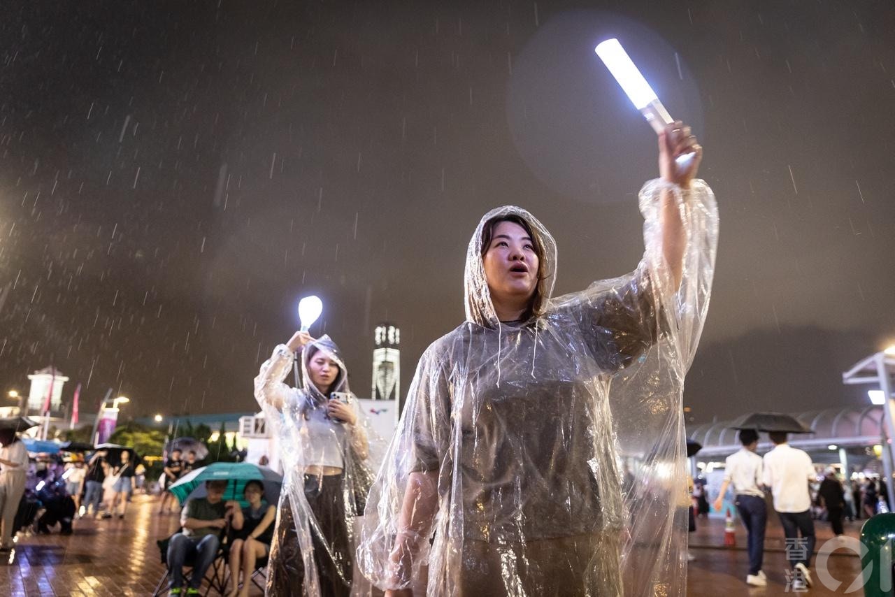 强雷雨区4月30日晚上近10时移至中环一带，在中环海滨举行的五月天演唱会宣布腰斩，歌迷急急避雨。（廖雁雄摄）
