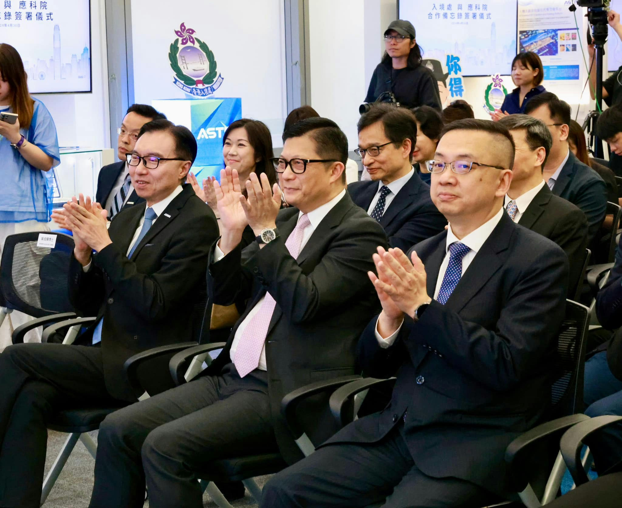入境處聯同香港應用科技研究院簽署合作備忘錄，攜手合作創新通關模式、加強生物特徵認證。（鄧炳強Facebook）