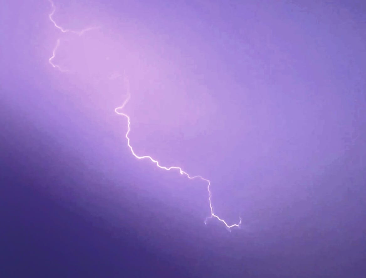 强雷雨区4月30日晚袭港，天文台录得约6,000次云对地闪电。图为22:47~22:49摄于大埔。（Florence Lee摄／Facebook专页社区天气观测计划 CWOS图片）