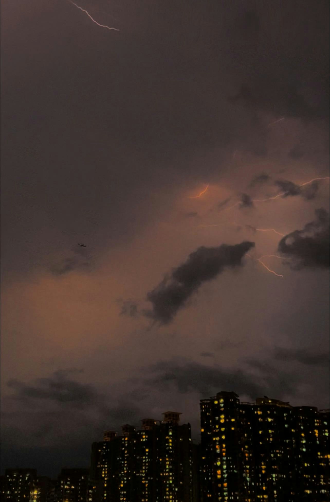 强雷雨区4月30日晚袭港，天文台录得约6,000次云对地闪电。图为22:47摄于将军澳。   （Star Cammy摄／Facebook专页社区天气观测计划 CWOS图片）