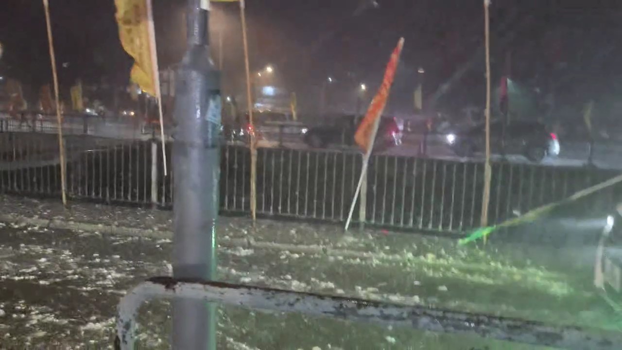 本港网络流传多段「元朗奇景」影片，见到横风暴雨下元朗大树下天后庙天空飞散大量白色物体形似「飞雪」，途人争相走避，场面混乱。（影片截图）