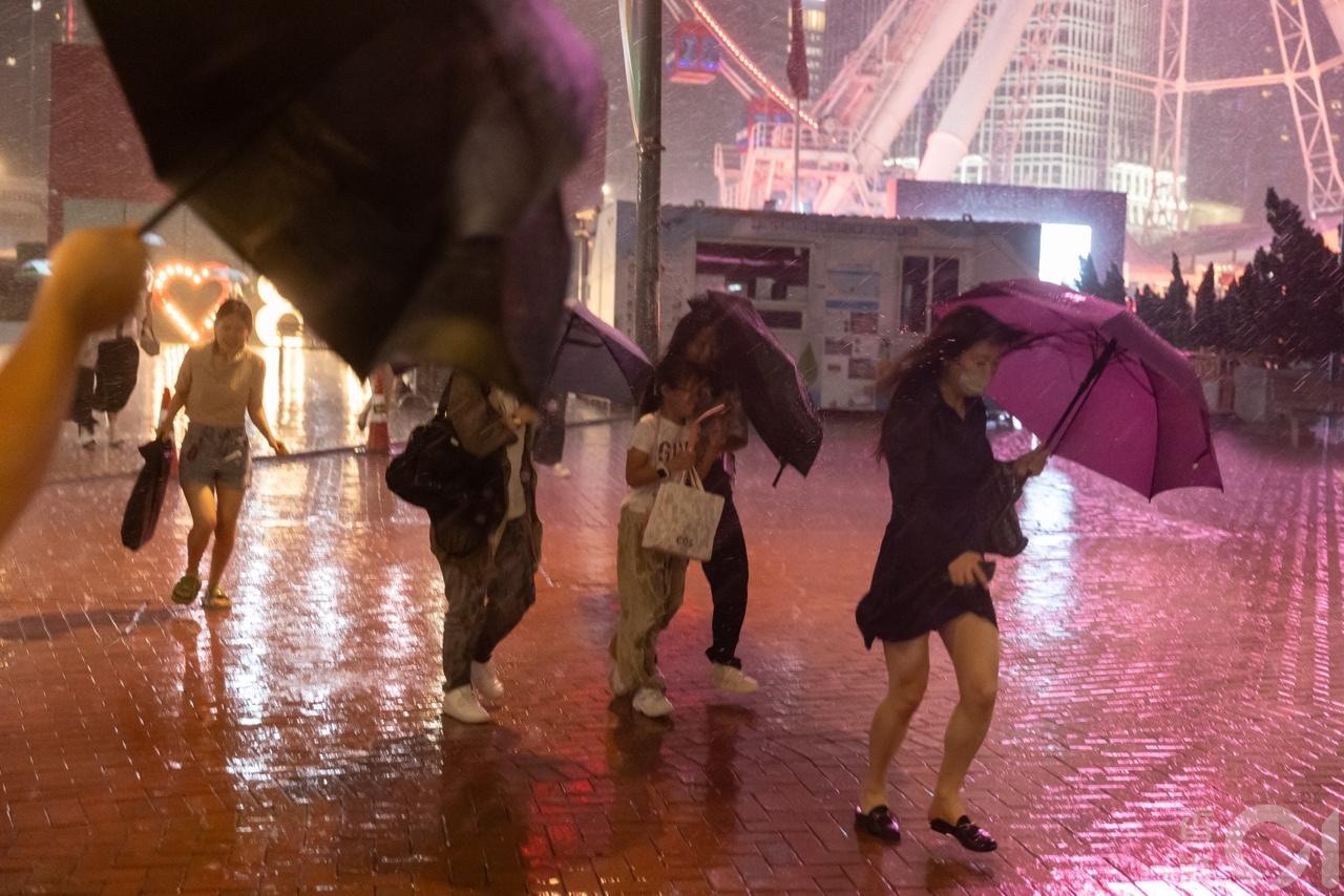 强雷雨区4月30日晚上近10时移至中环上空，在中环海滨举行的五月天演唱会宣布腰斩，歌迷急急避雨，风雨下显得十分狼狈。（廖雁雄摄）