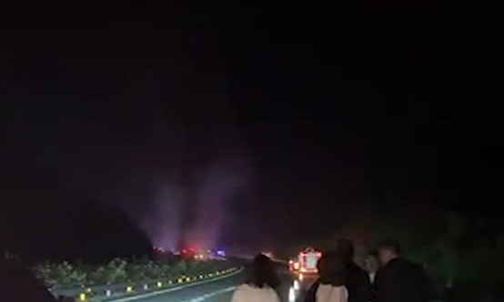 現場冒出濃煙。（影片截圖）