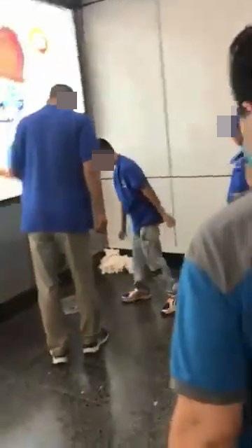 本港網絡流傳1段影片，指港鐵尖沙咀站大堂有內地男童就地大便，要由清潔工「執手尾」處理。（影片截圖）