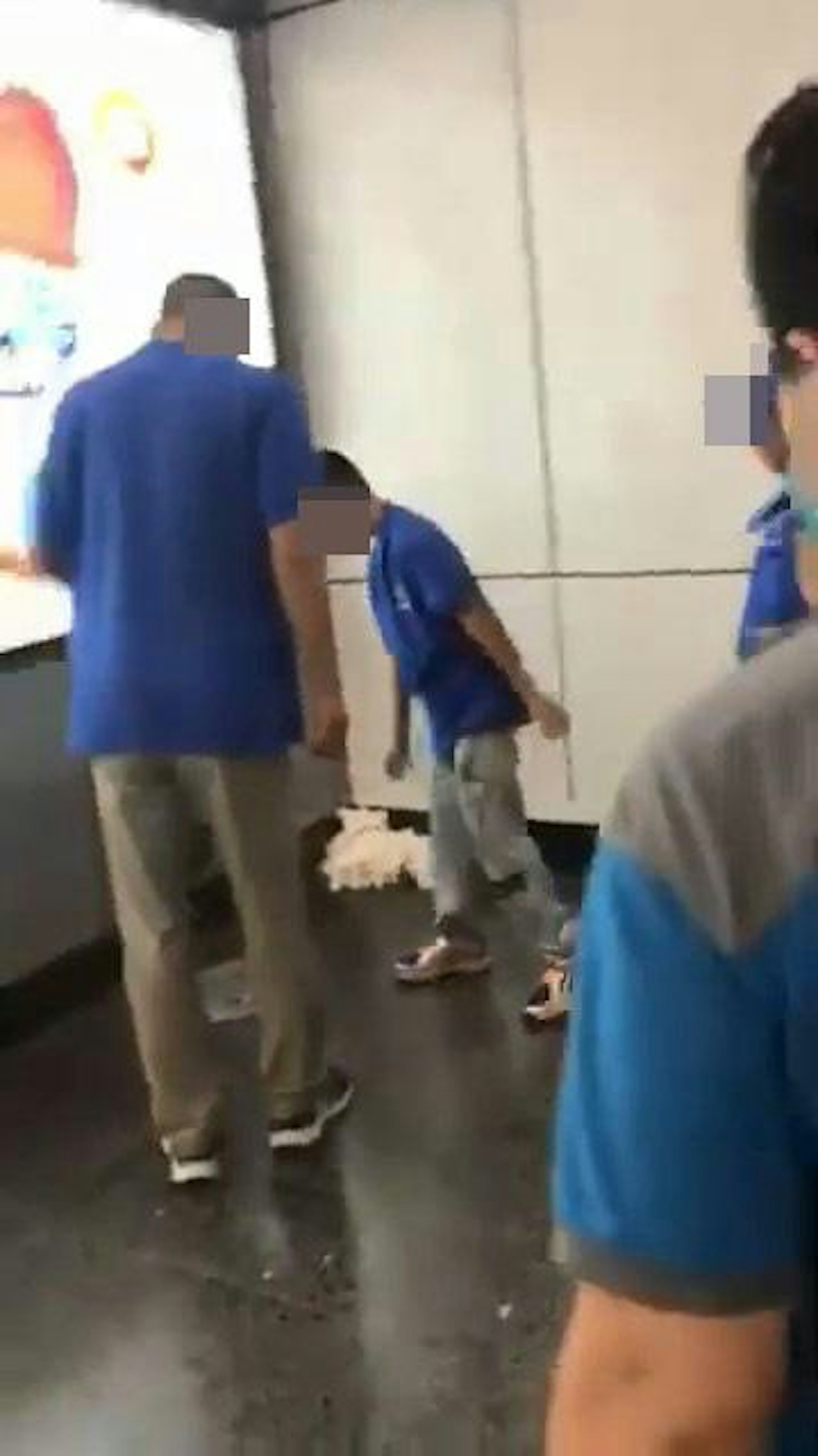 本港網絡流傳1段影片,指港鐵尖沙咀站大堂有內地男童就地大便,要由清潔工「執手尾」處理。(影片截圖)