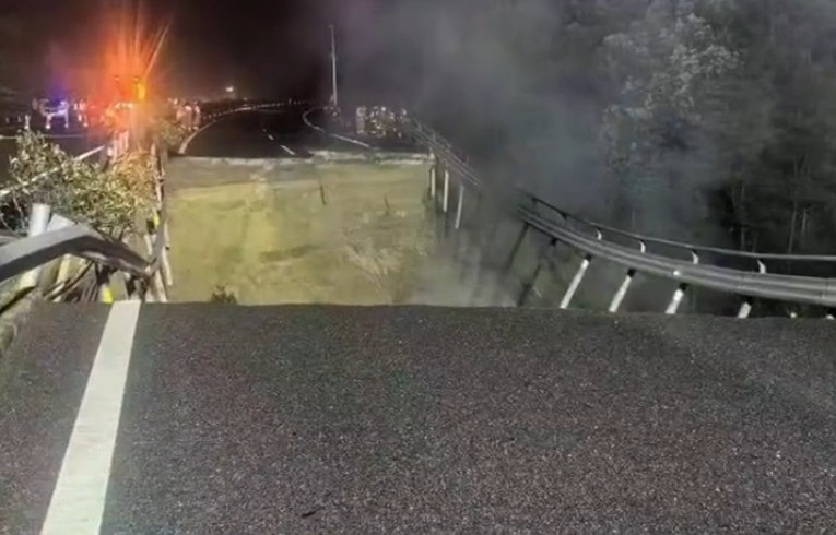 S12梅龙高速（梅大段）往福建方向K11+900处发生自然地质灾害，导致路面塌陷。（影片截图）
