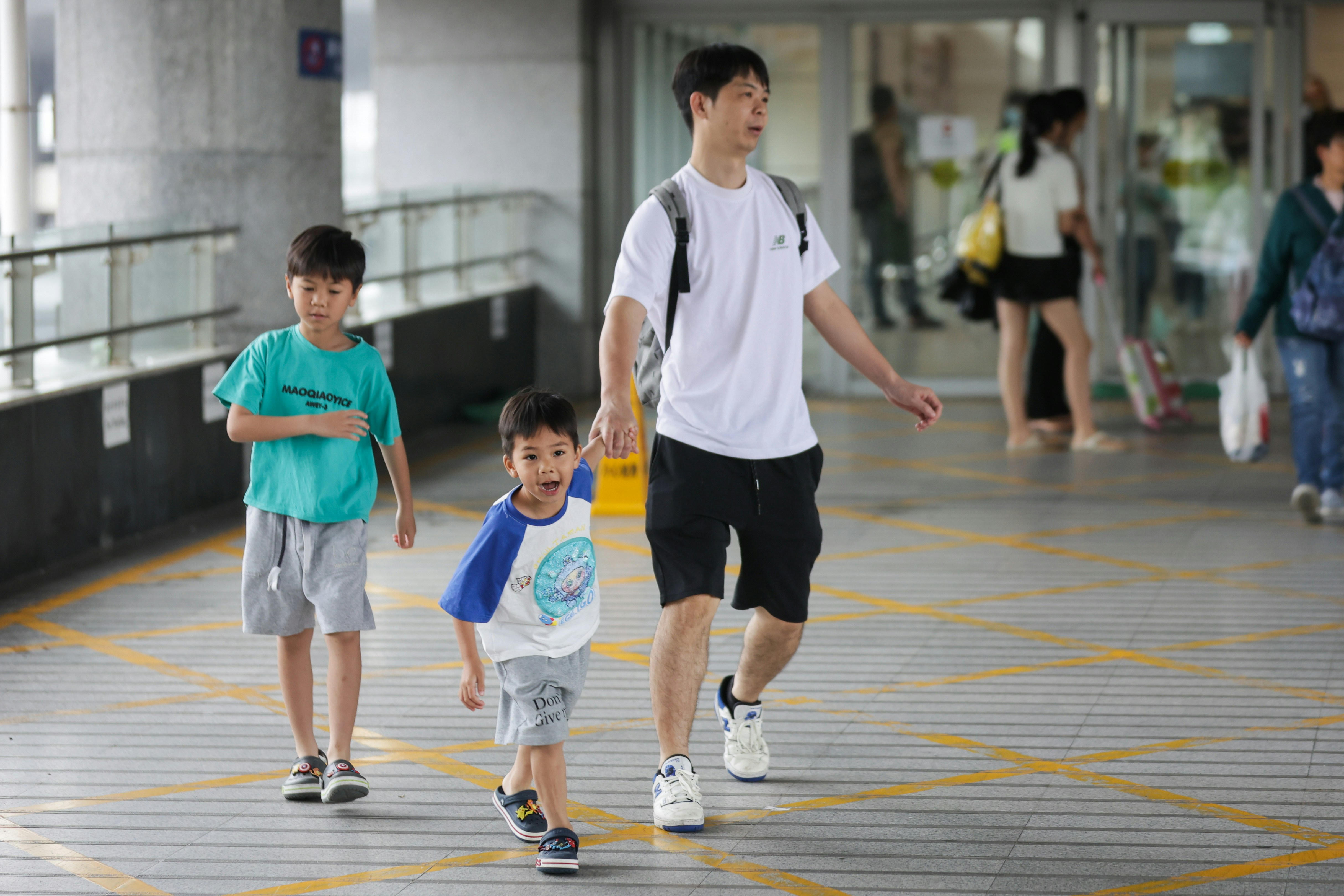 李家超表示已向中央政府提出進一步優化內地居民來港旅遊簽注的請求，包括恢復深圳「一簽多行」個人遊簽注及擴大「一周一行」個人遊簽注政策試點城市範圍等，以增加入境旅客。（資料圖片/蘇煒然攝）