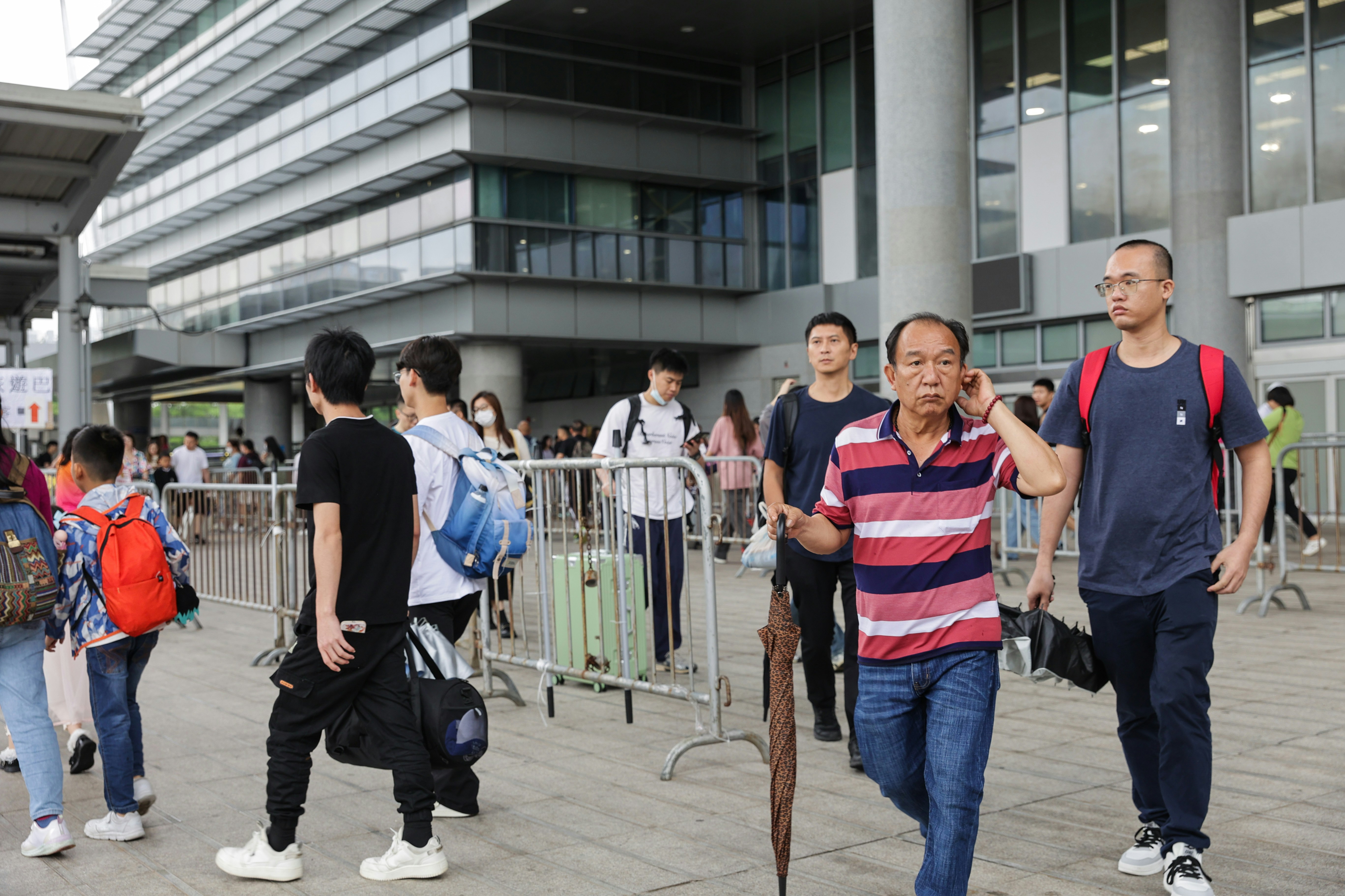 李家超表示已向中央政府提出進一步優化內地居民來港旅遊簽注的請求，包括恢復深圳「一簽多行」個人遊簽注及擴大「一周一行」個人遊簽注政策試點城市範圍等，以增加入境旅客。（資料圖片/蘇煒然攝）