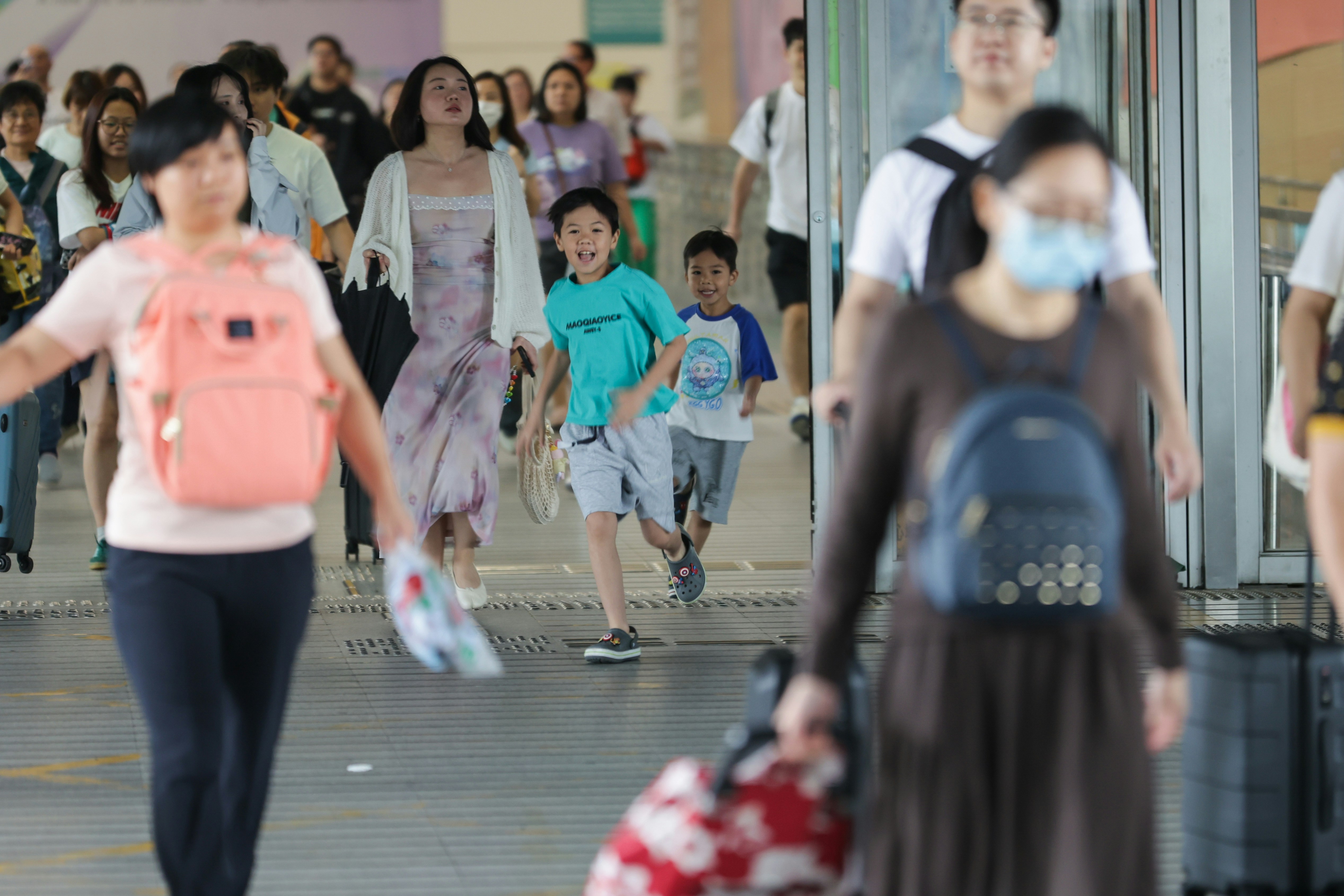 內地五一黃金周一連五日假期，首日早上天氣有雨，5月1日位於深圳灣口岸的出入境位置人流暢通，未見擁擠。（資料圖片/蘇煒然攝）