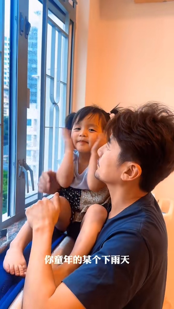 洪永城与女儿在窗边玩水。（影片截图）