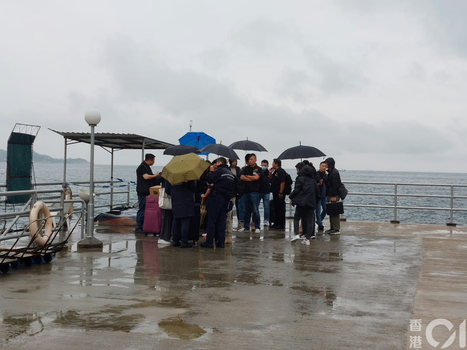 大批警员今早登上澄碧邨码头调查。（读者提供）