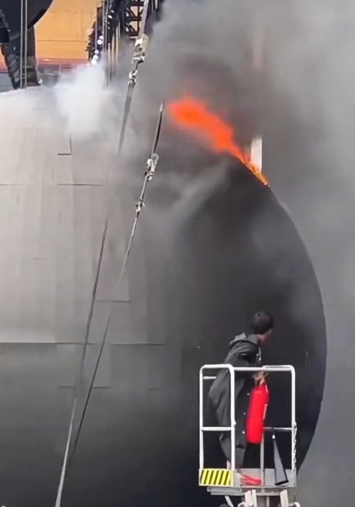 中环海滨五月天演唱会场地有球体起火，冒出大量浓烟，工作人员以灭火筒扑救。（抖音/今天吃什么）