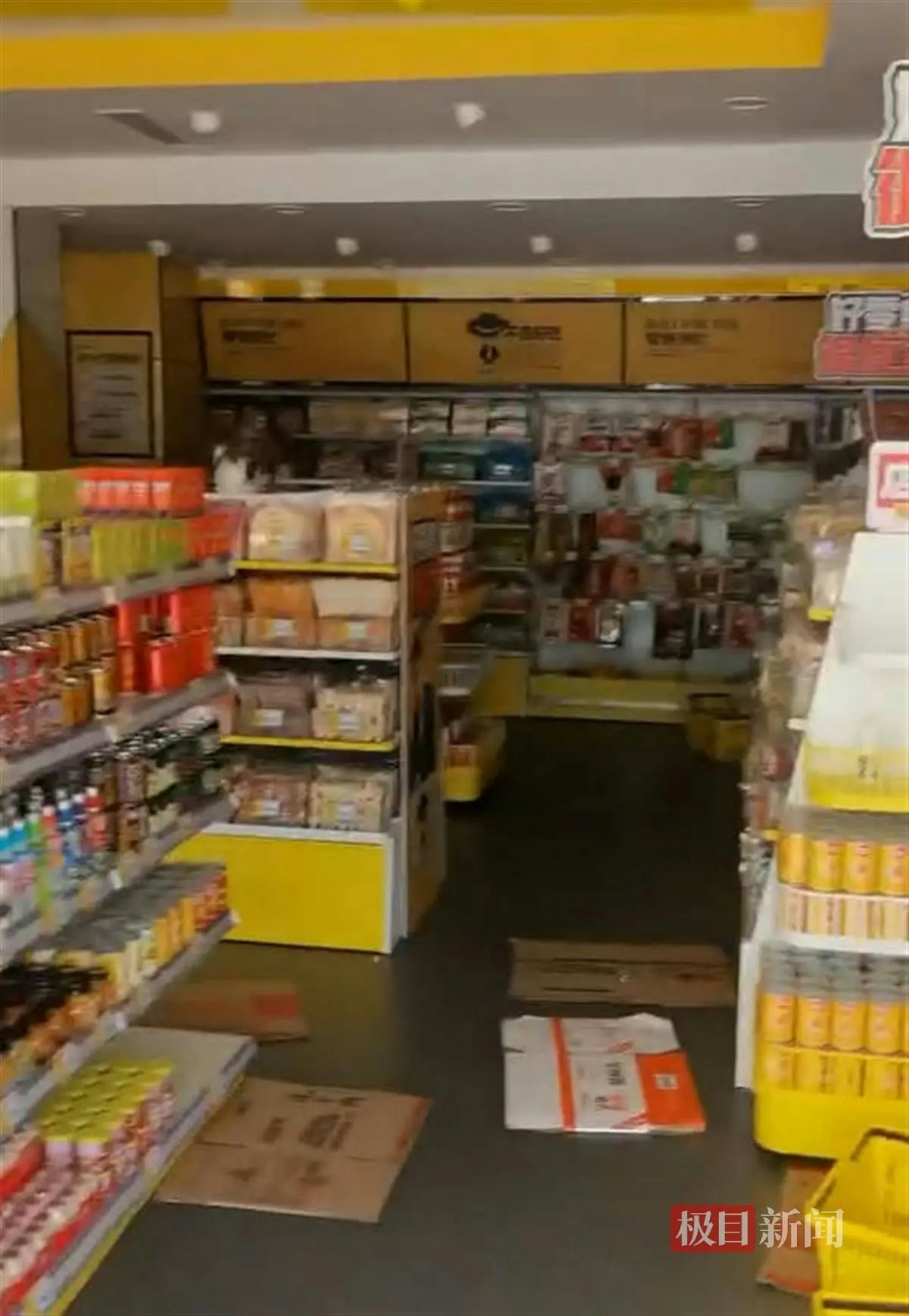 四川科技職業學院內的一間零食超市,開業僅兩天就被迫閉店。店主表示,校方曾以商品「定價太低」為由要求停業。校方回應稱,該舖面只能經營餐飲,李先生賣零食超出經營範圍。(極目新聞)