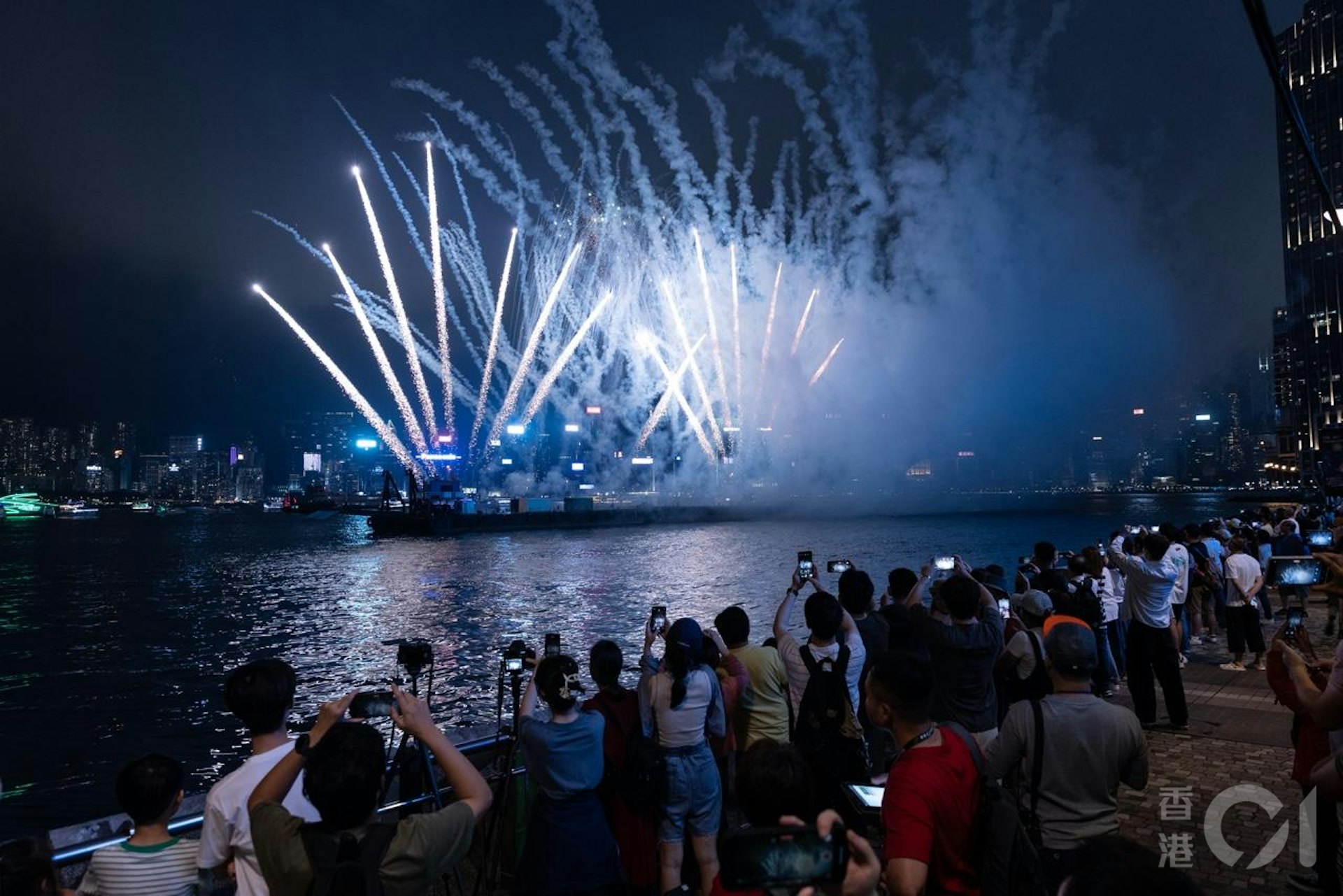 旅發局定期配合節慶或大型活動的首場海上煙火表演,在5月1日五一黃金周如期舉行。尖東海旁有不少市民及遊客觀賞。(梁鵬威攝) 旅發局定期配合節慶或大型活動的首場海上煙火表演,在5月1日五一黃金周如期舉行。尖東海旁有不少市民及遊客觀賞。(梁鵬威攝)