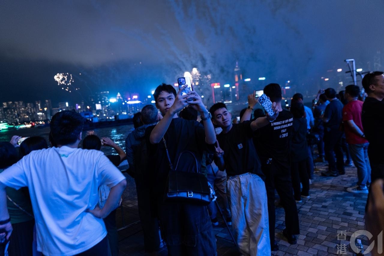 旅发局定期配合节庆或大型活动的首场海上烟火表演，在5月1日五一黄金周如期举行。在尖东海旁，有不少市民及游客边看边拍摄。(梁鹏威摄）