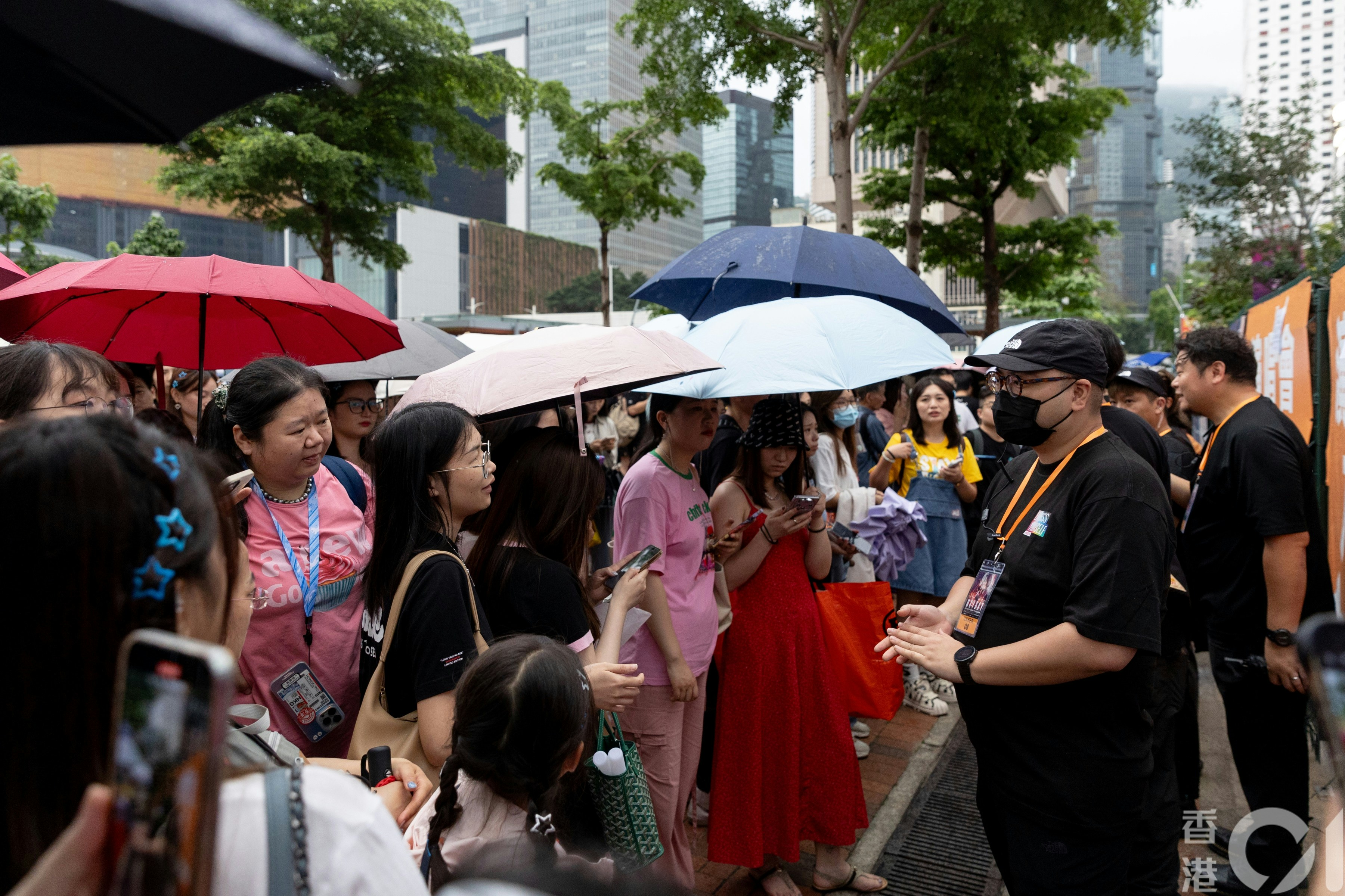 台湾天团五月天演唱会，首夜演出临完场前因大雨而腰斩，今日（1日）再因舞台装饰起火宣布取消，现场多名内地旅客情绪激动。（夏家朗摄）