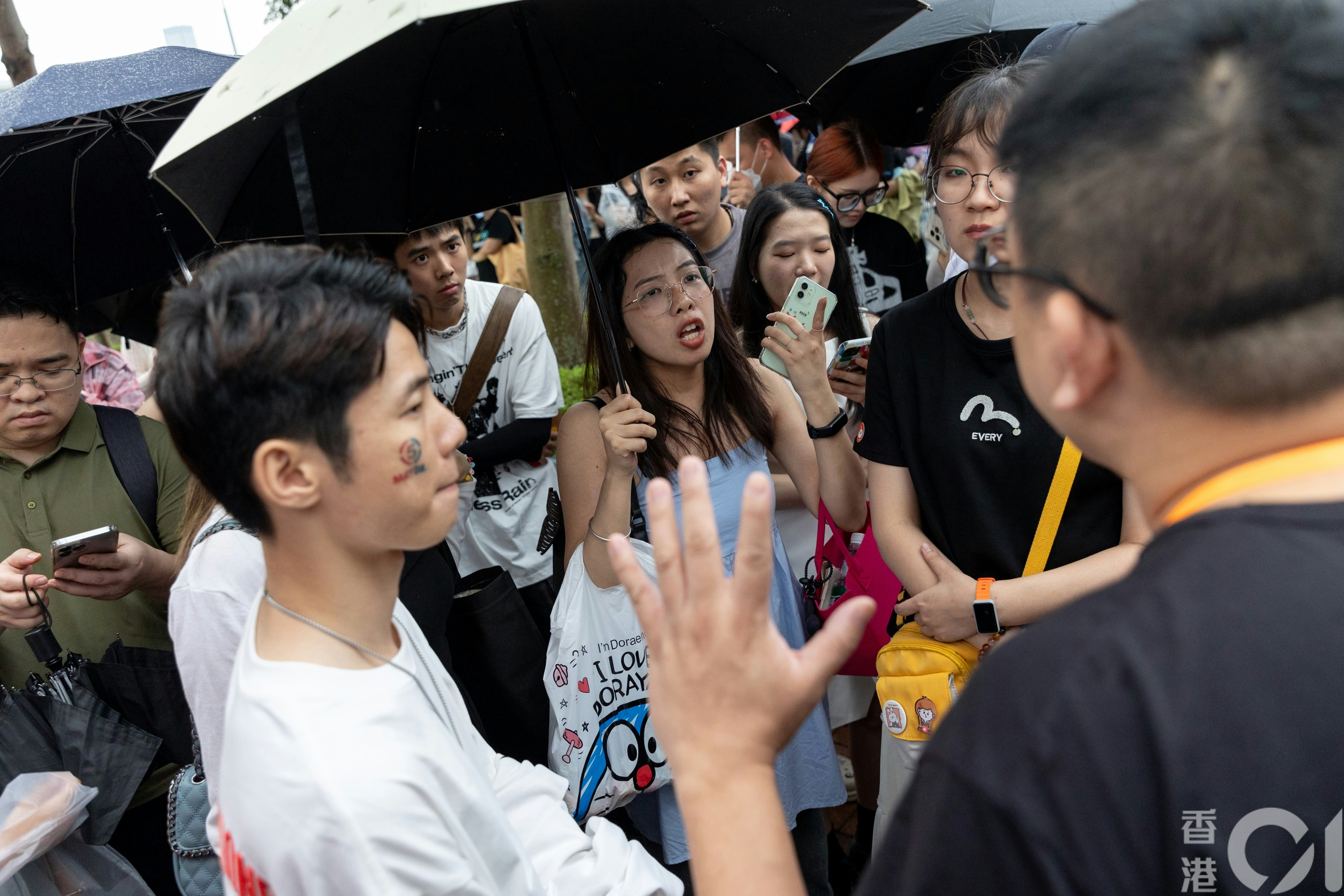 台湾天团五月天演唱会，首夜演出临完场前因大雨而腰斩，今日（1日）再因舞台装饰起火宣布取消，现场多名内地旅客情绪激动。（夏家朗摄）