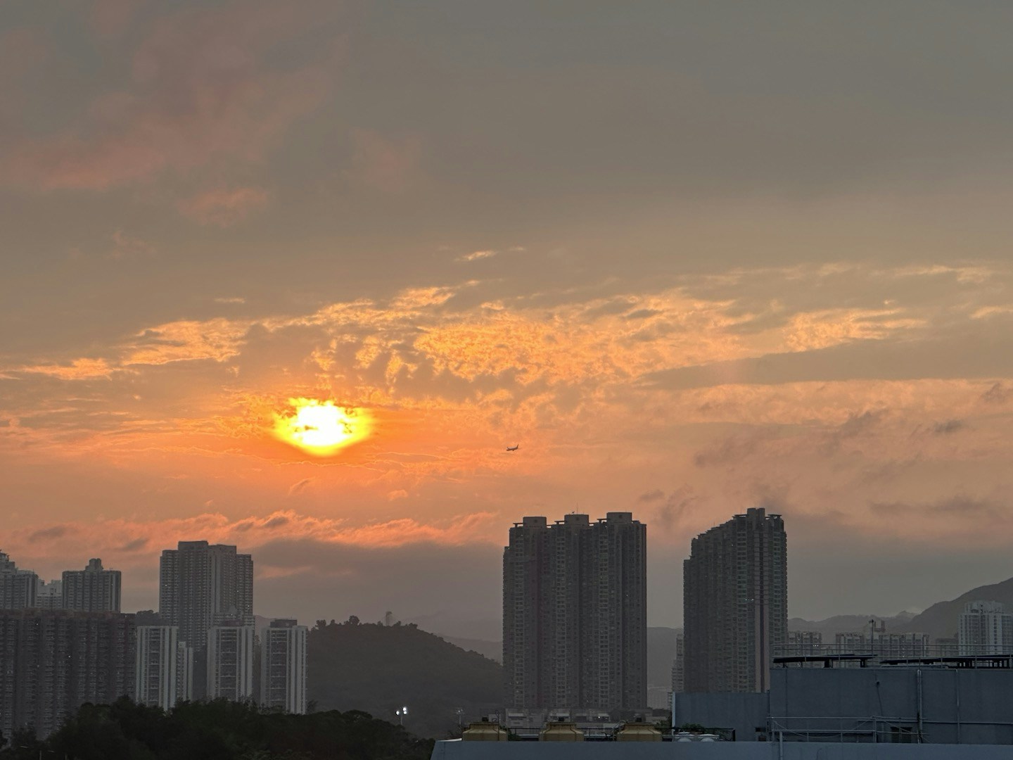 太陽出來了　天文台預測周四間中有雨及雷暴　周日立夏天氣不穩