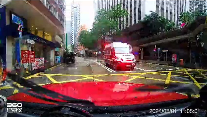 一辆警车恰巧停在对面线。（Bosco Chu／香港突发事故报料区）
