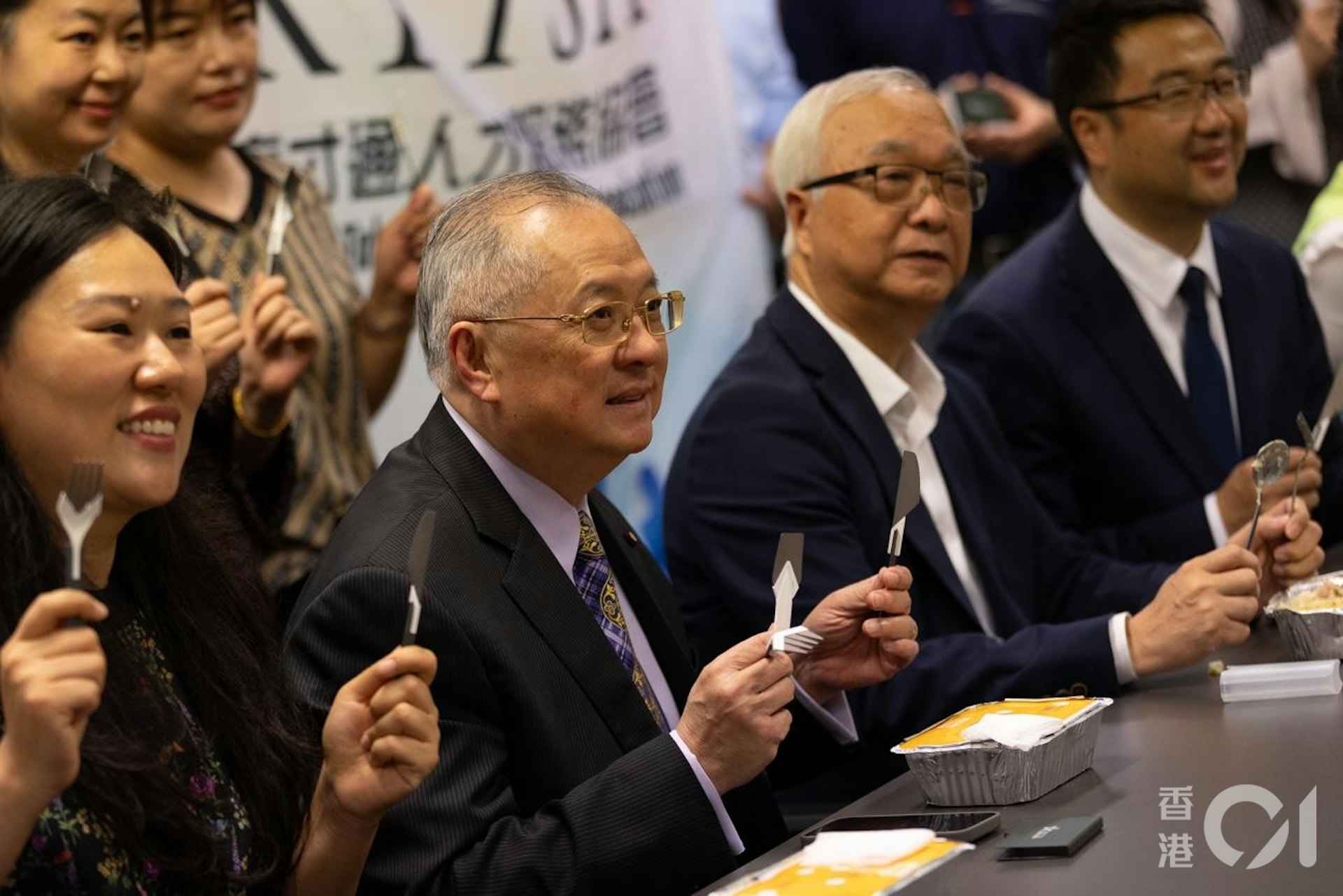 飲食界立法會議員張宇人(左二)出席高才通的活動,呼籲參與者可轉用替代餐具。(廖雁雄攝) 飲食界立法會議員張宇人(左二)出席高才通的活動,呼籲參與者可轉用替代餐具。(廖雁雄攝)