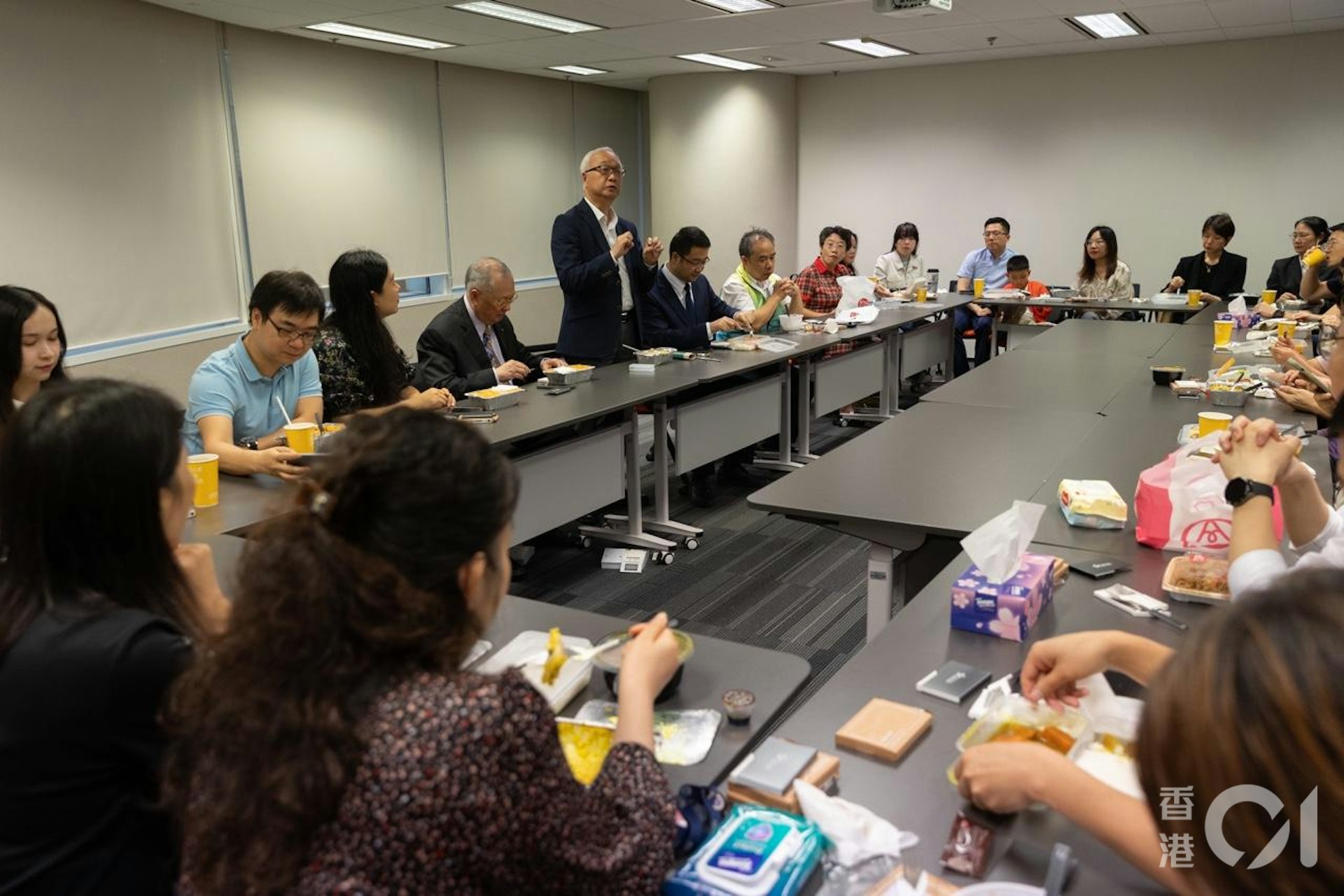飲食界立法會議員張宇人出席高才通的活動,呼籲參與者可轉用替代餐具。(廖雁雄攝) 飲食界立法會議員張宇人出席高才通的活動,呼籲參與者可轉用替代餐具。(廖雁雄攝)