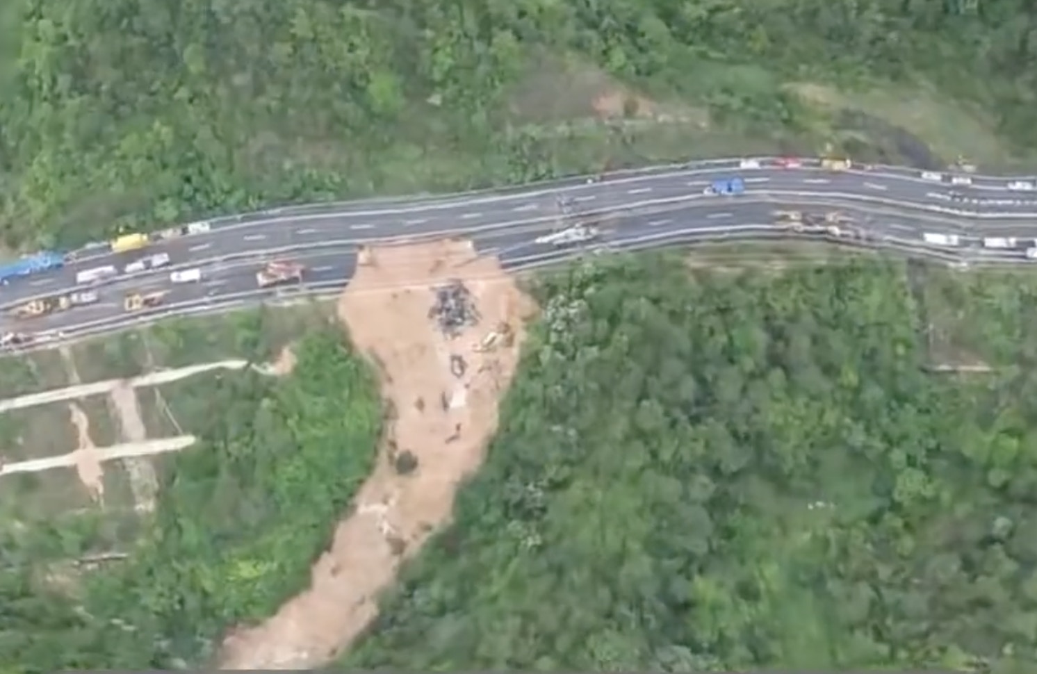 直到发生意外后，公路像撕裂出一个条形长型的大坑，长度有17.9米，下陷的面积大约是184.3平方米。（微博）
