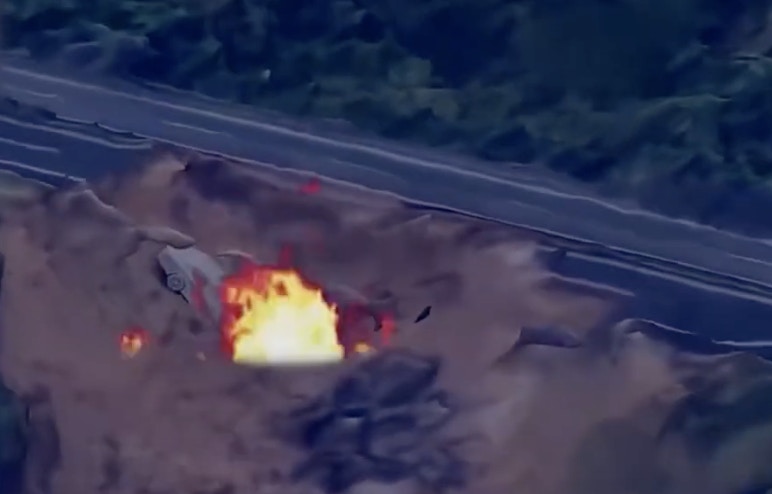 路面坍塌后，许多车子根本来不及煞车，直接滚落后起火，瞬间变成火坑。（影片截图）