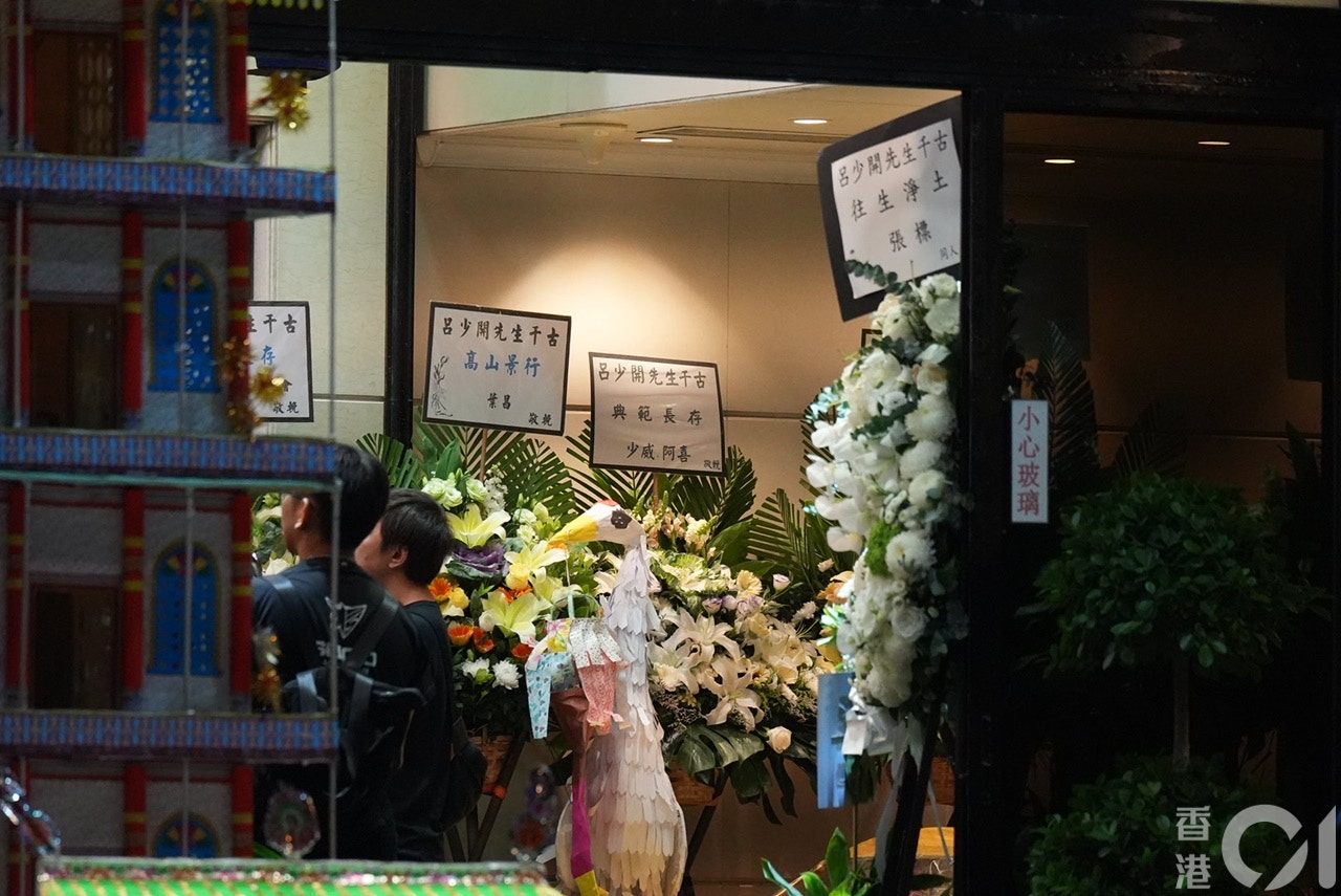 绰号「痴线佳」的新义安元老吕少开于上月离世，今晚（5月2日）假红磡世界殡仪馆设灵。（《香港01》记者摄）