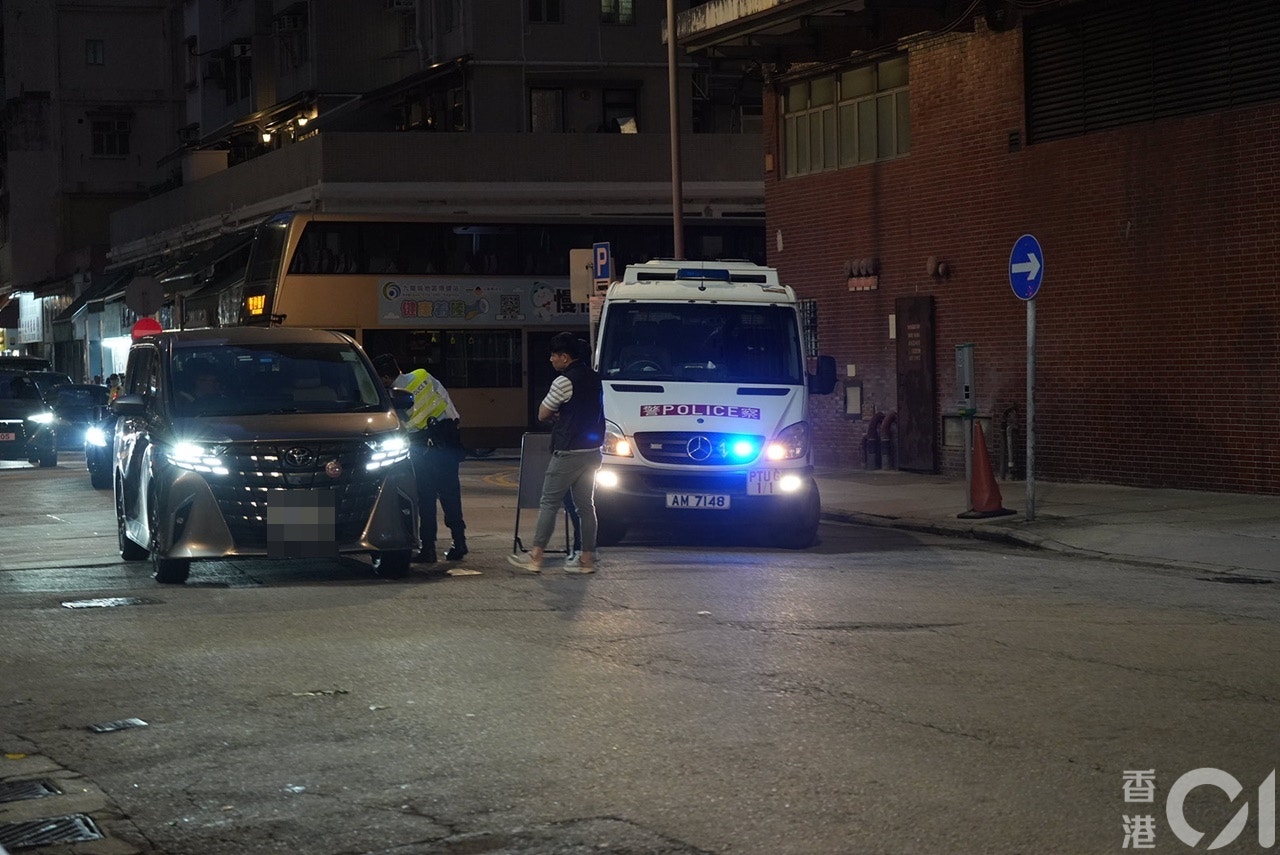 警方动员半百警力在场戒备，并在对开畅行道设置路障截查车辆。（《香港01》记者摄）