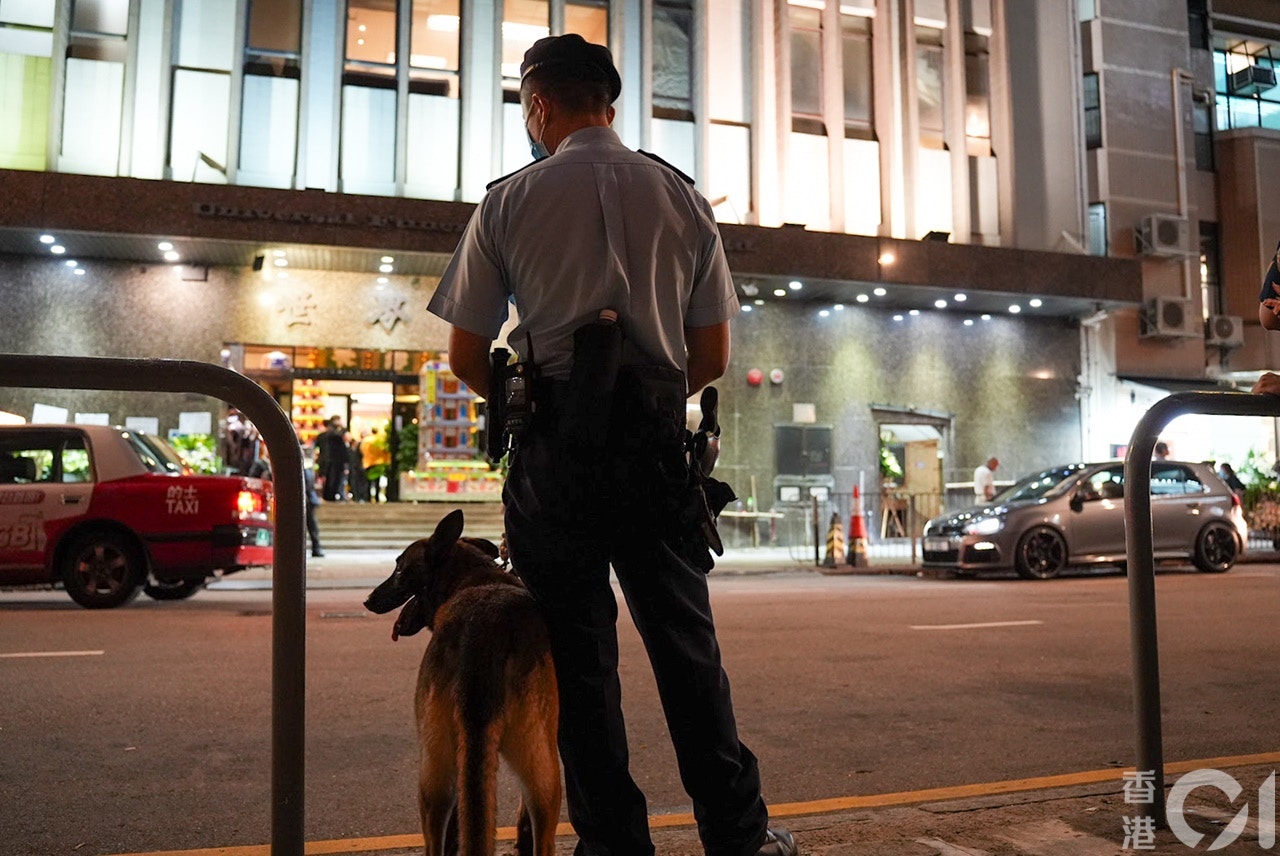 警方动员半百警力戒备，有警员带同警犬到场。（《香港01》记者摄）
