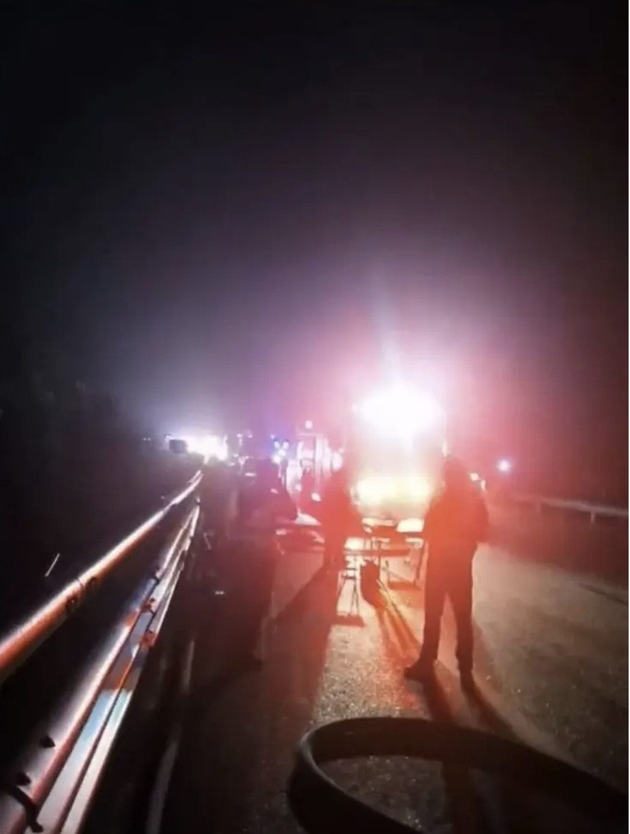 5月1日凌晨2时10分许，梅大高速往福建方向K11+900m附近发生高速公路路面塌陷，截至2日下午2时48人死亡30人受伤，救援仍在持续中。（影片截图）