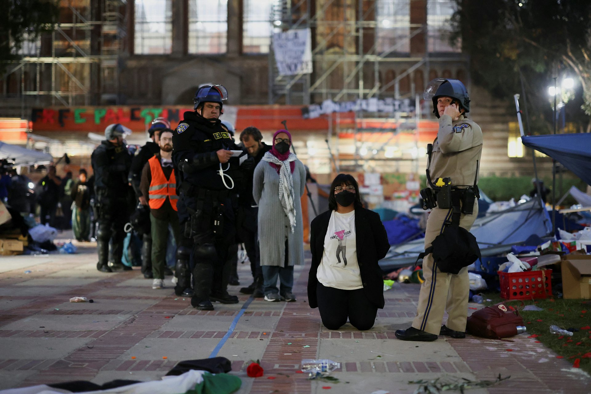 美國警方2024年5月2日在加州大學洛杉磯分校內扣留多人(Reuters) 美國警方2024年5月2日在加州大學洛杉磯分校內扣留多人(Reuters)