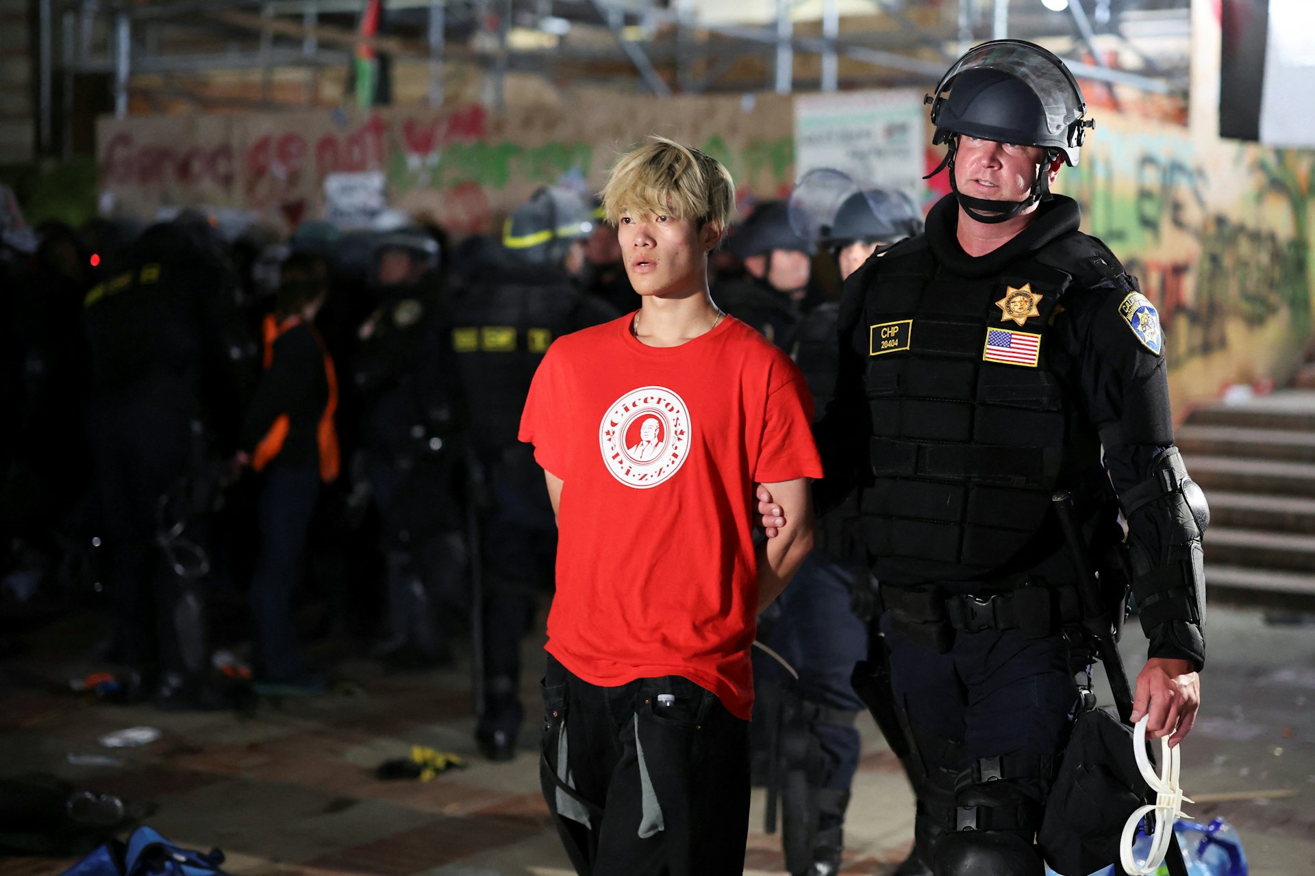 美國警方2024年5月2日在加州大學洛杉磯分校內扣留多人(Reuters) 美國警方2024年5月2日在加州大學洛杉磯分校內扣留多人(Reuters)