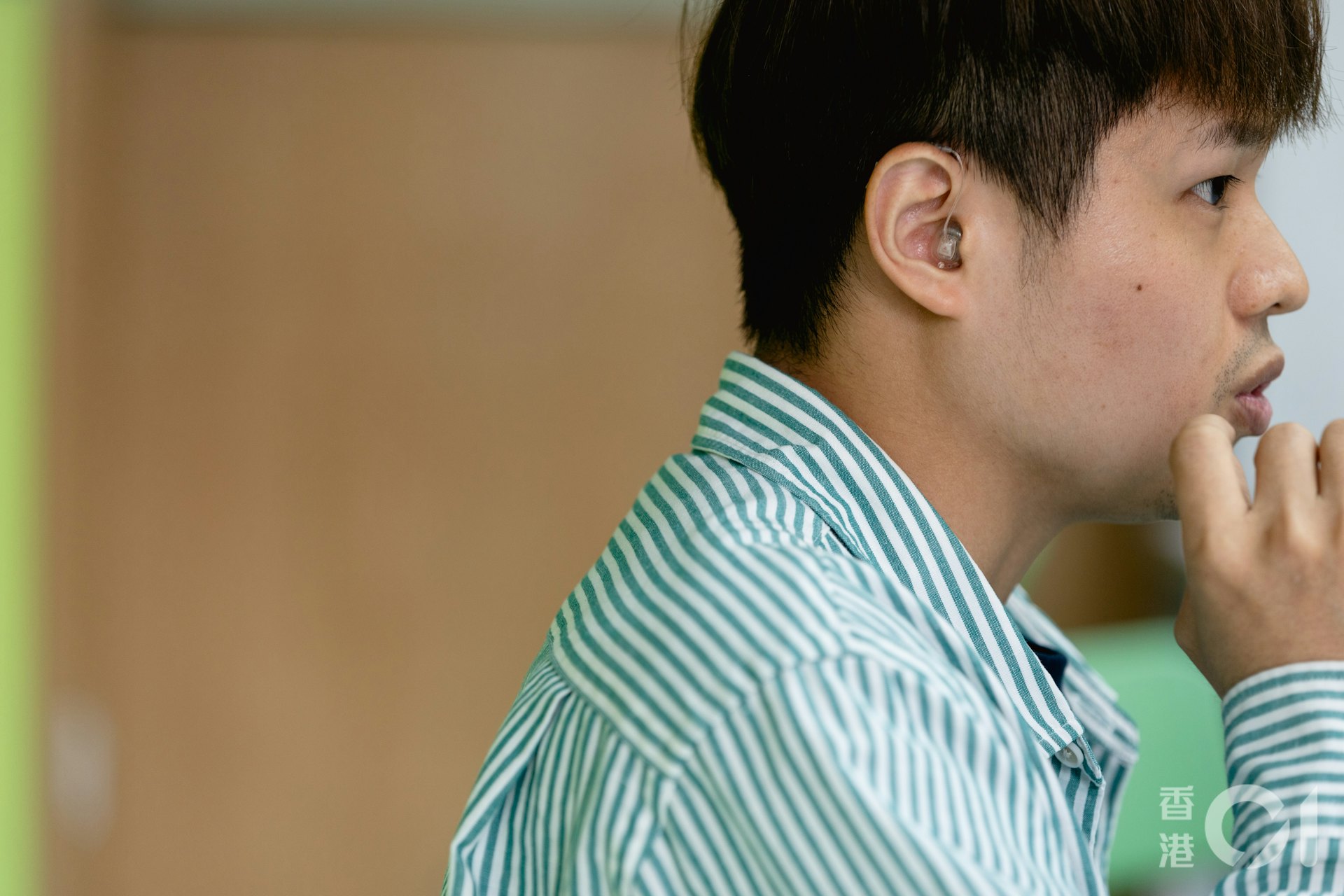 阿堂的左右耳都有嚴重聽障,家中只有他一人有聽障問題,唯一讓他感慶幸的是他兒時尚可訓練口語,現在不致喪失説話能力。(夏家朗攝) 阿堂的左右耳都有嚴重聽障,家中只有他一人有聽障問題,唯一讓他感慶幸的是他兒時尚可訓練口語,現在不致喪失説話能力。(夏家朗攝)